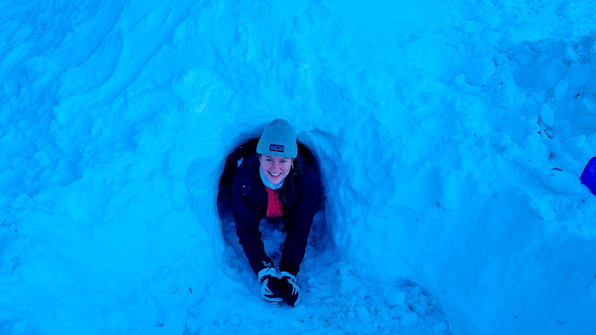 Randonneuse dans un igloo de neige - Hauts Plateaux du Vercors - France