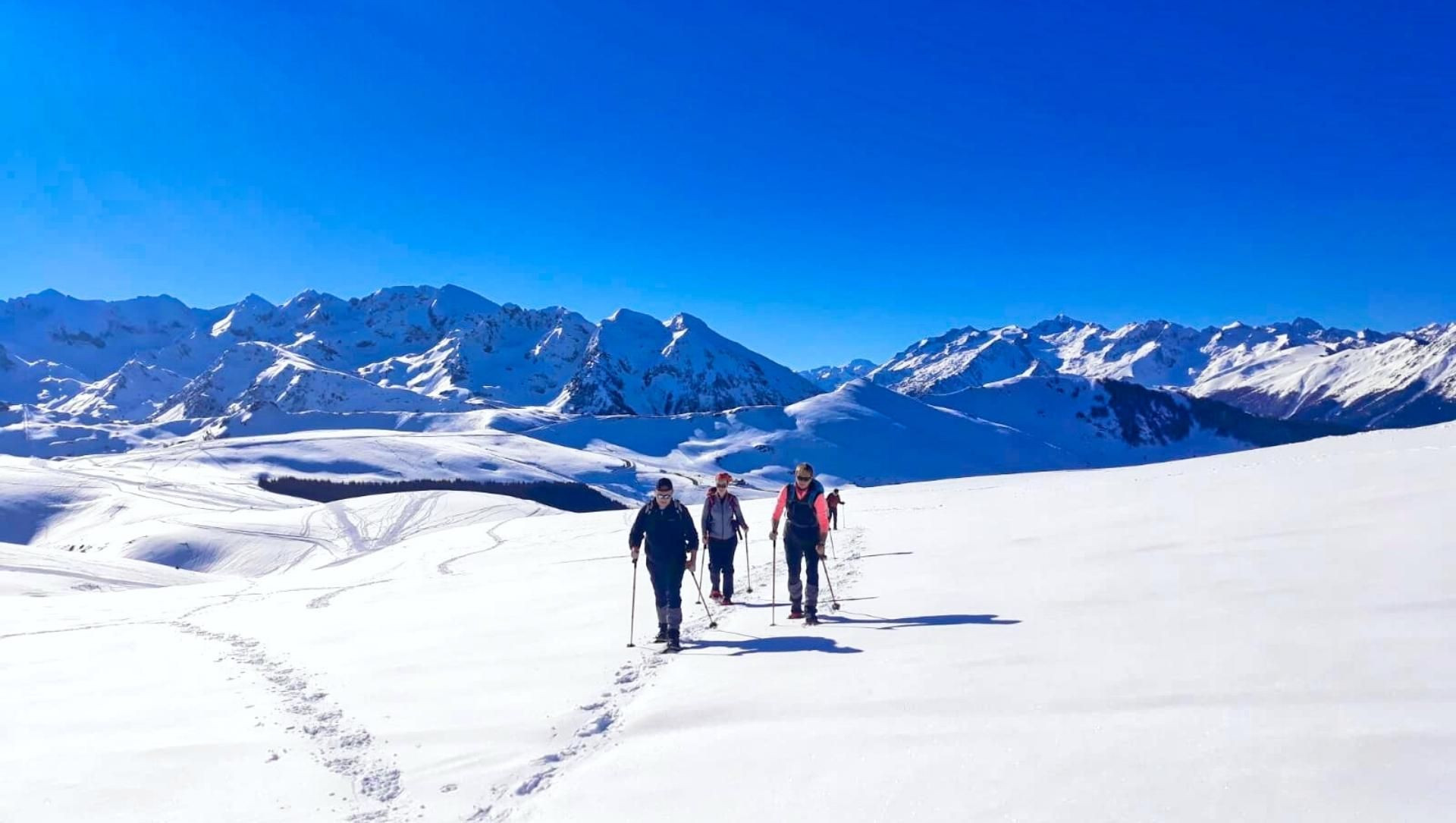 Randonneurs raquettes face aux sommets enneigés - Bregenzerwald - Vorarlberg - Autriche