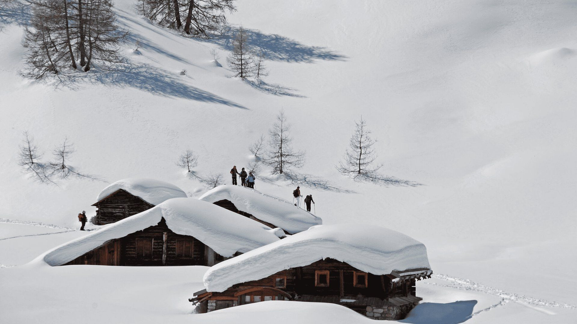 Randonnée en raquettes près de chalets enneigés - Queyras - Alpes - France
