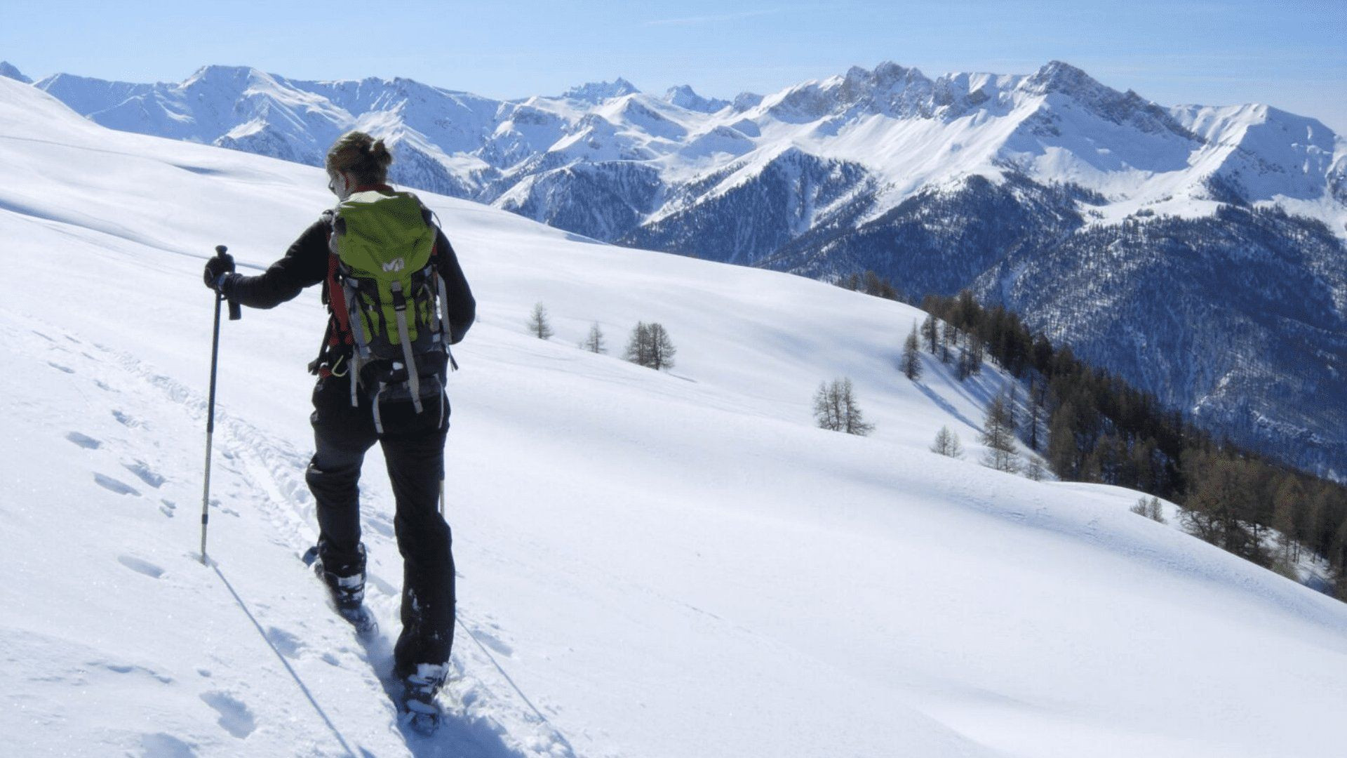 Randonnée en raquettes face aux sommets - Queyras - Alpes, France