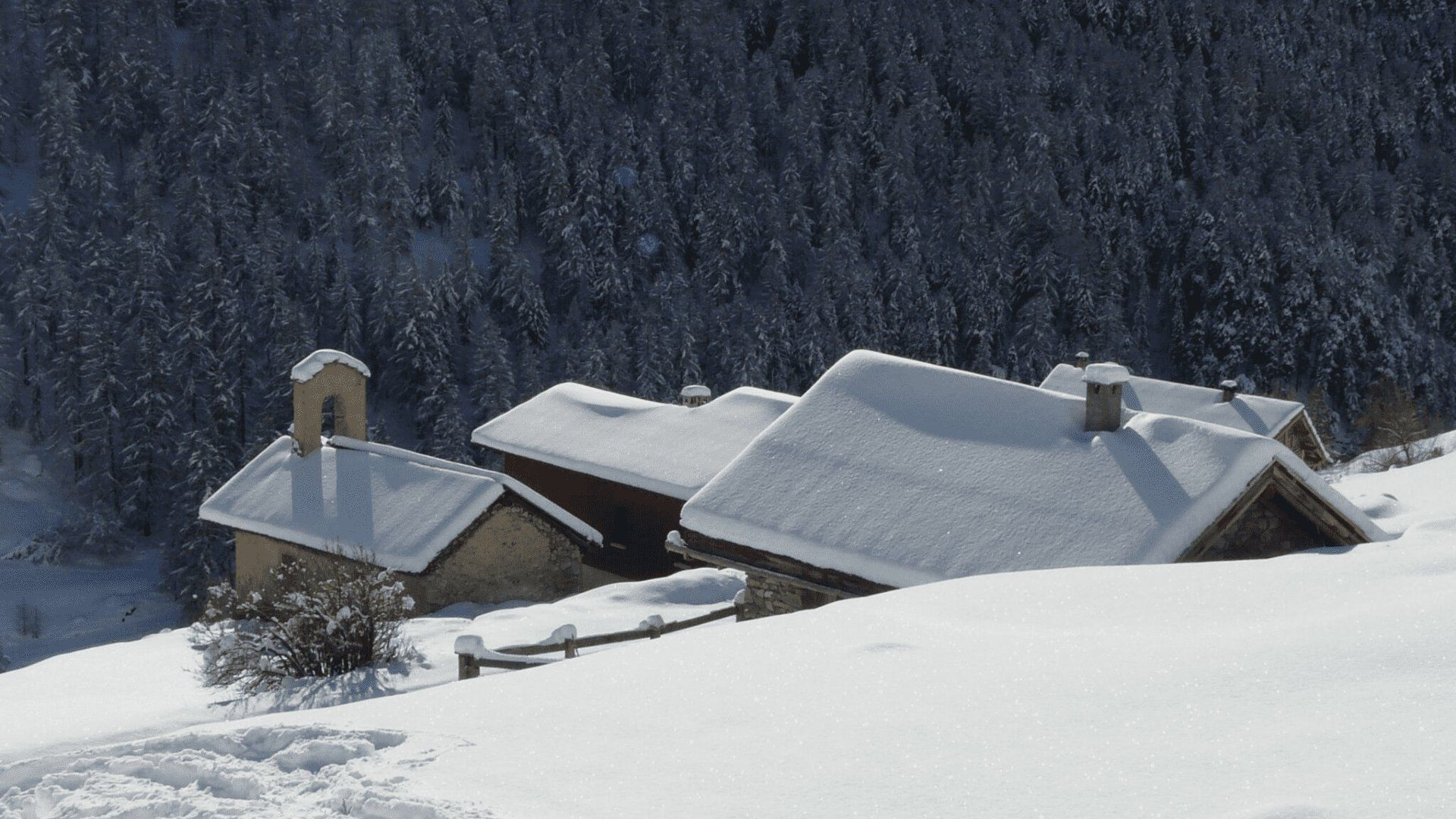 Hameau enneigé et chapelle - Queyras - Alpes - France