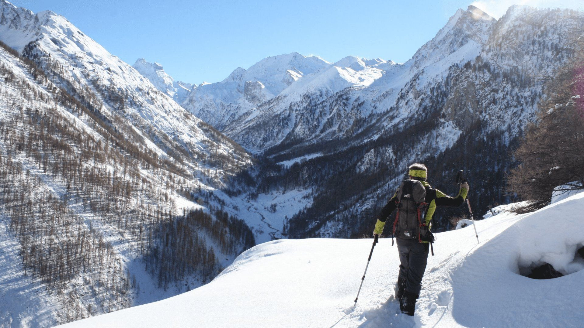 Randonnée en raquettes au-dessus d'une vallée enneigée - Queyras - Alpes - France