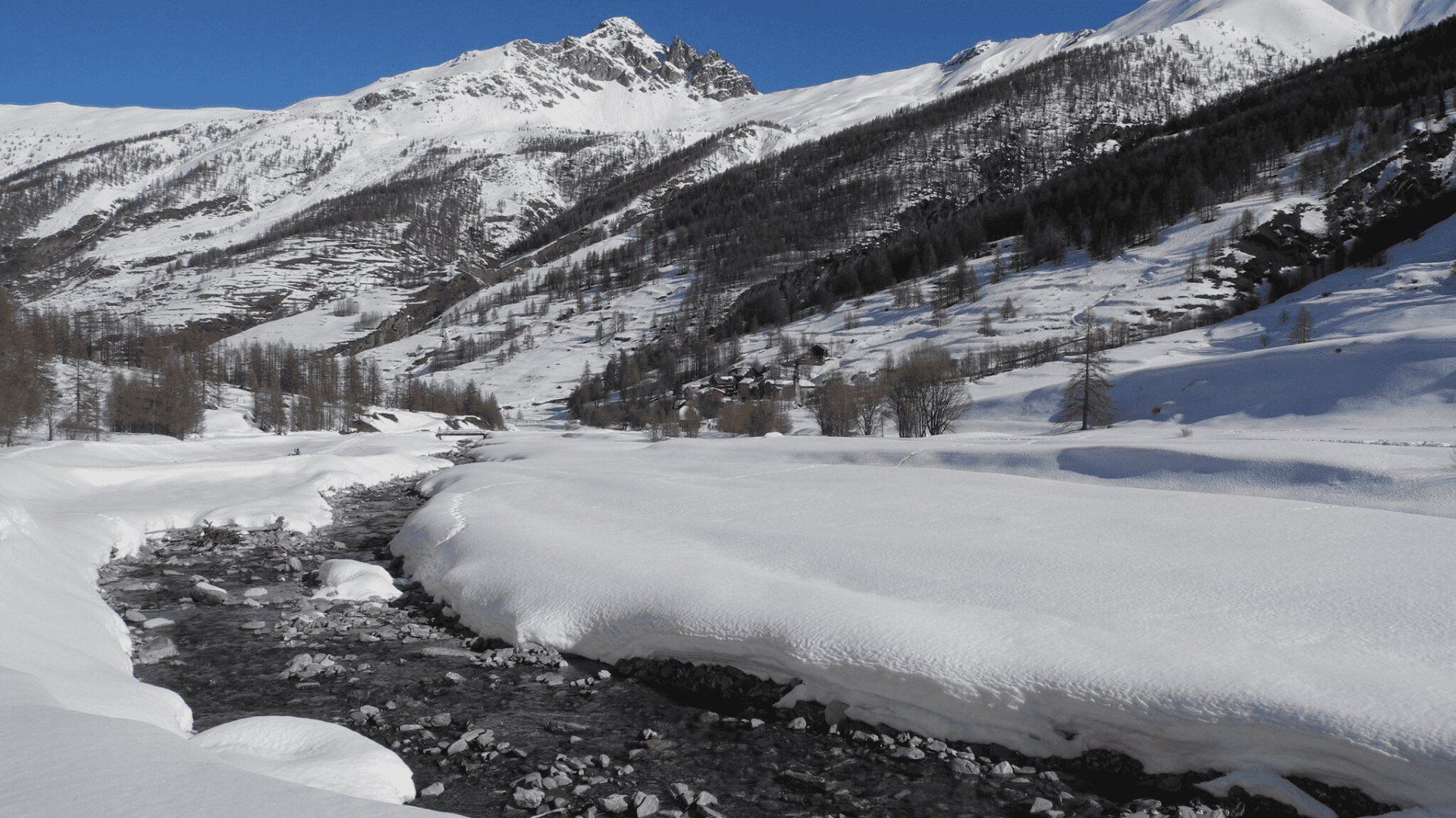 Vallée enneigée et sommets du Queyras en hiver - Alpes - France