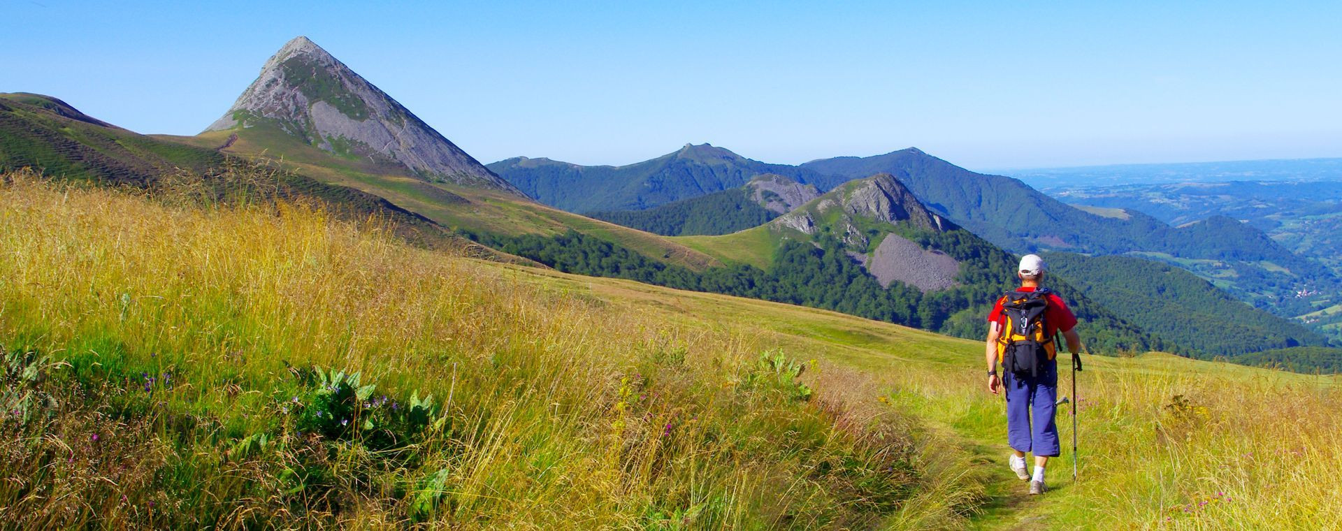 Randonneur sur un sentier d'alpage - Pyrénées - Espagne