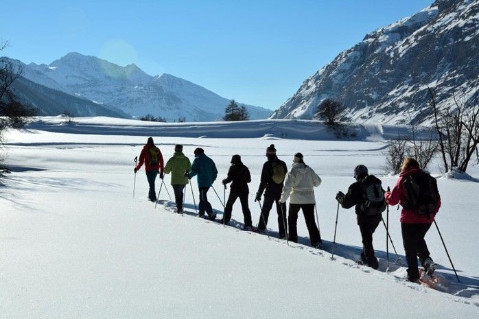 Randonnée en raquettes sur un plateau gelé - Bessans - Alpes françaises - France