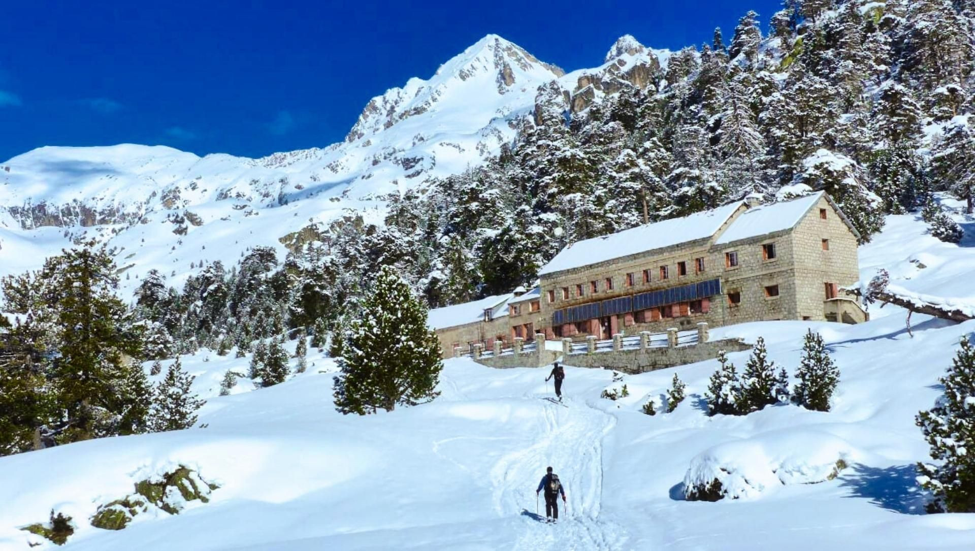 Randonnée en raquettes vers un refuge - Cauterets-Gavarnie - Pyrénées - France