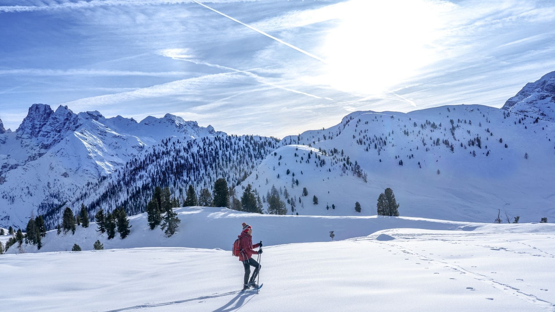 © Uwe Randonneuse en raquettes sur un plateau enneigé - Dolomites, Italie