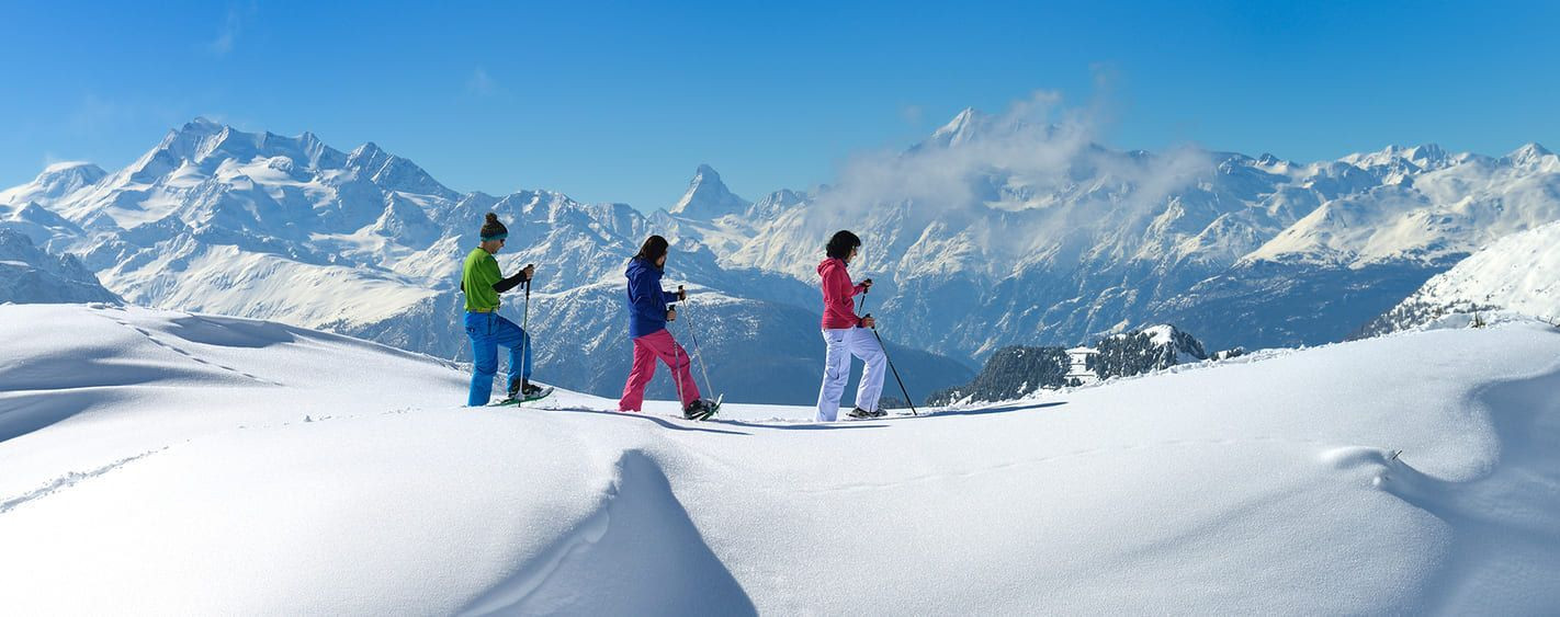 Randonneurs en raquettes face au Cervin - Valais - Suisse