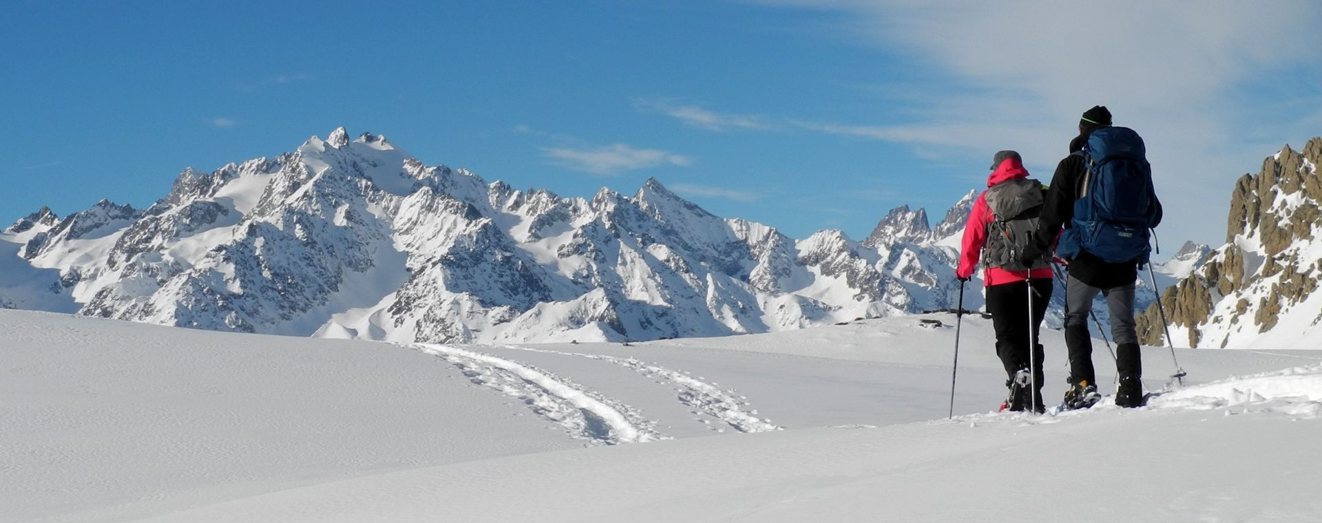 Randonneurs en raquettes face aux sommets enneigés - Vallée de la Clarée - Alpes françaises