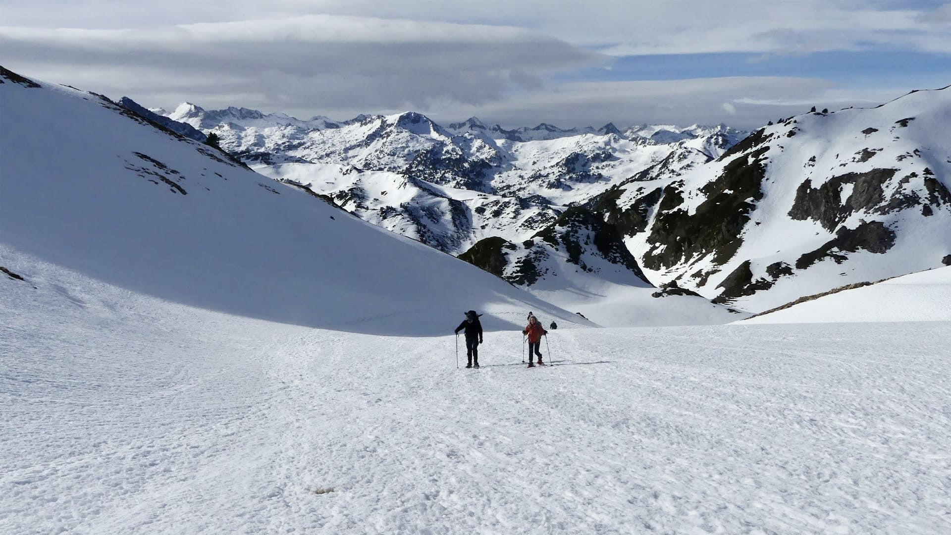 Randonneurs à raquettes face aux sommets - Encantats - Pyrénées