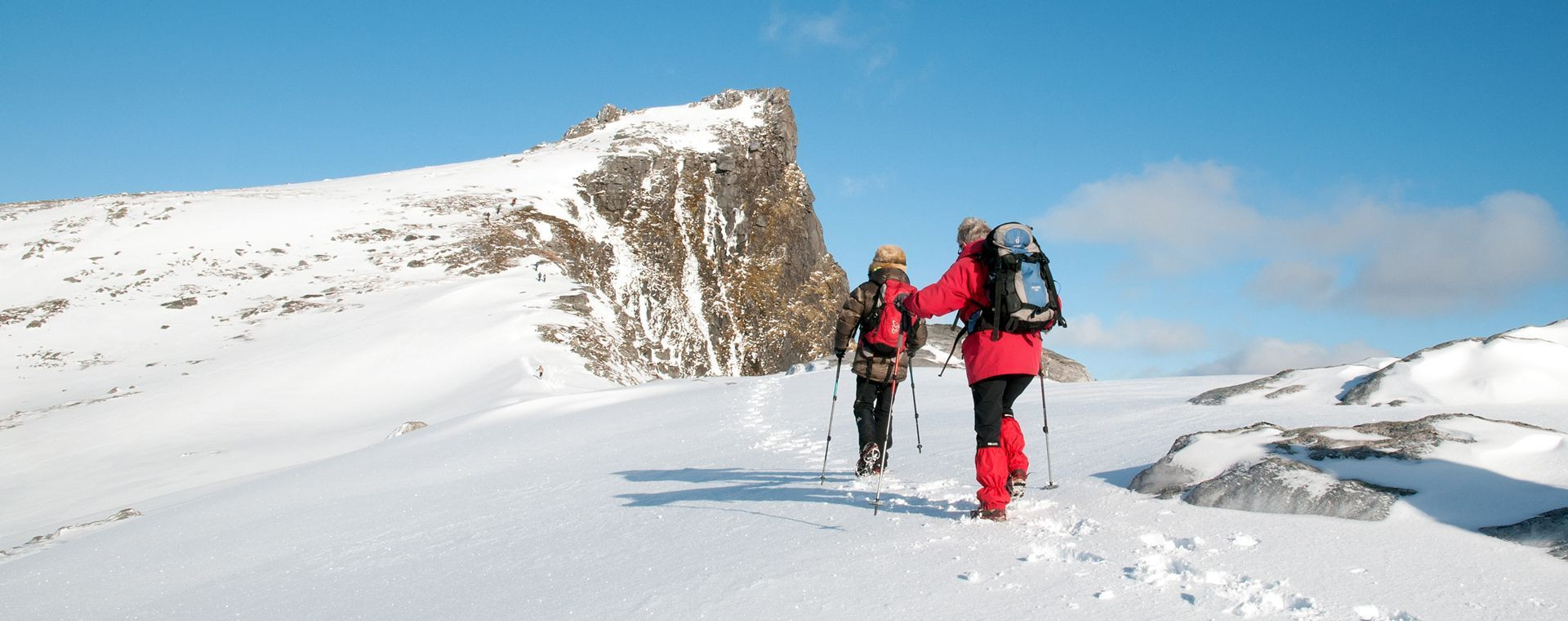 Randonneurs en raquettes a Gavarnie - Pyrenees - France
