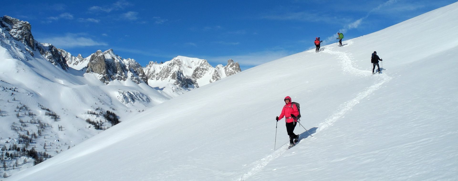 Randonneurs en raquettes face aux sommets enneigés - Queyras - Alpes - France