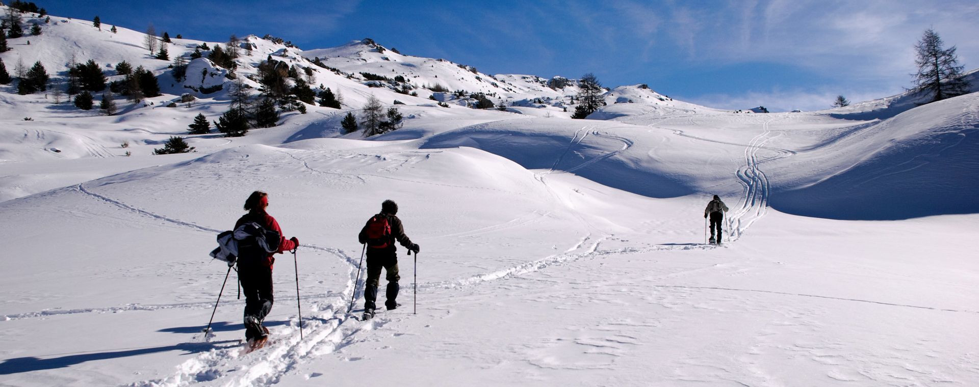 Randonneurs en raquettes dans la neige - Écrins - Alpes, France
