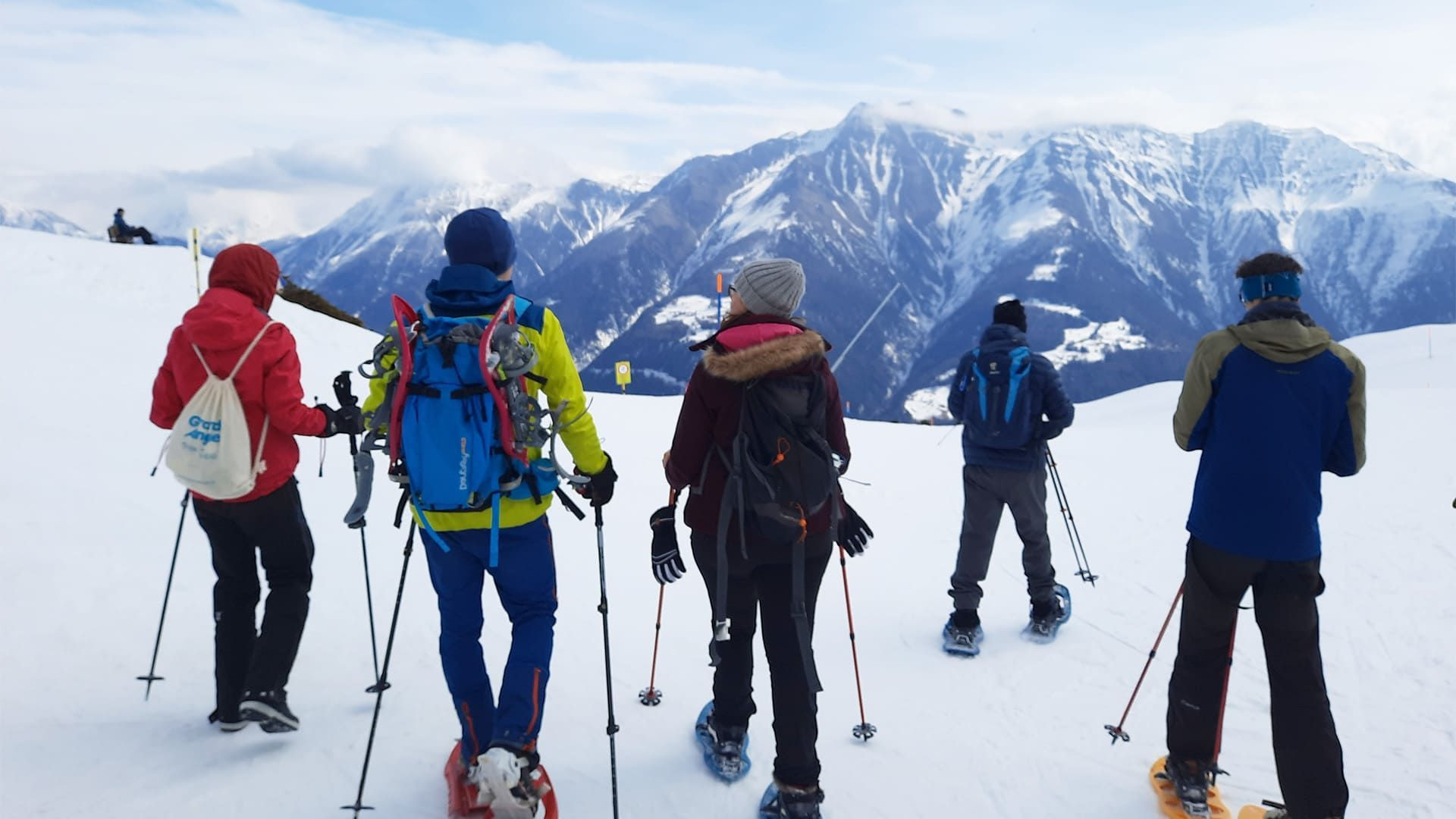 © Cécile Hénard Randonneurs à raquettes sur les hauteurs de Breiten - Valais - Suisse