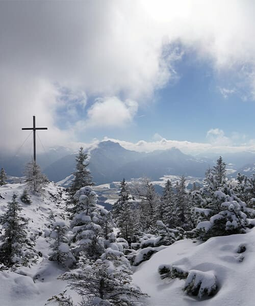 Croix de sommet et montagnes enneigées en hiver - Alpes