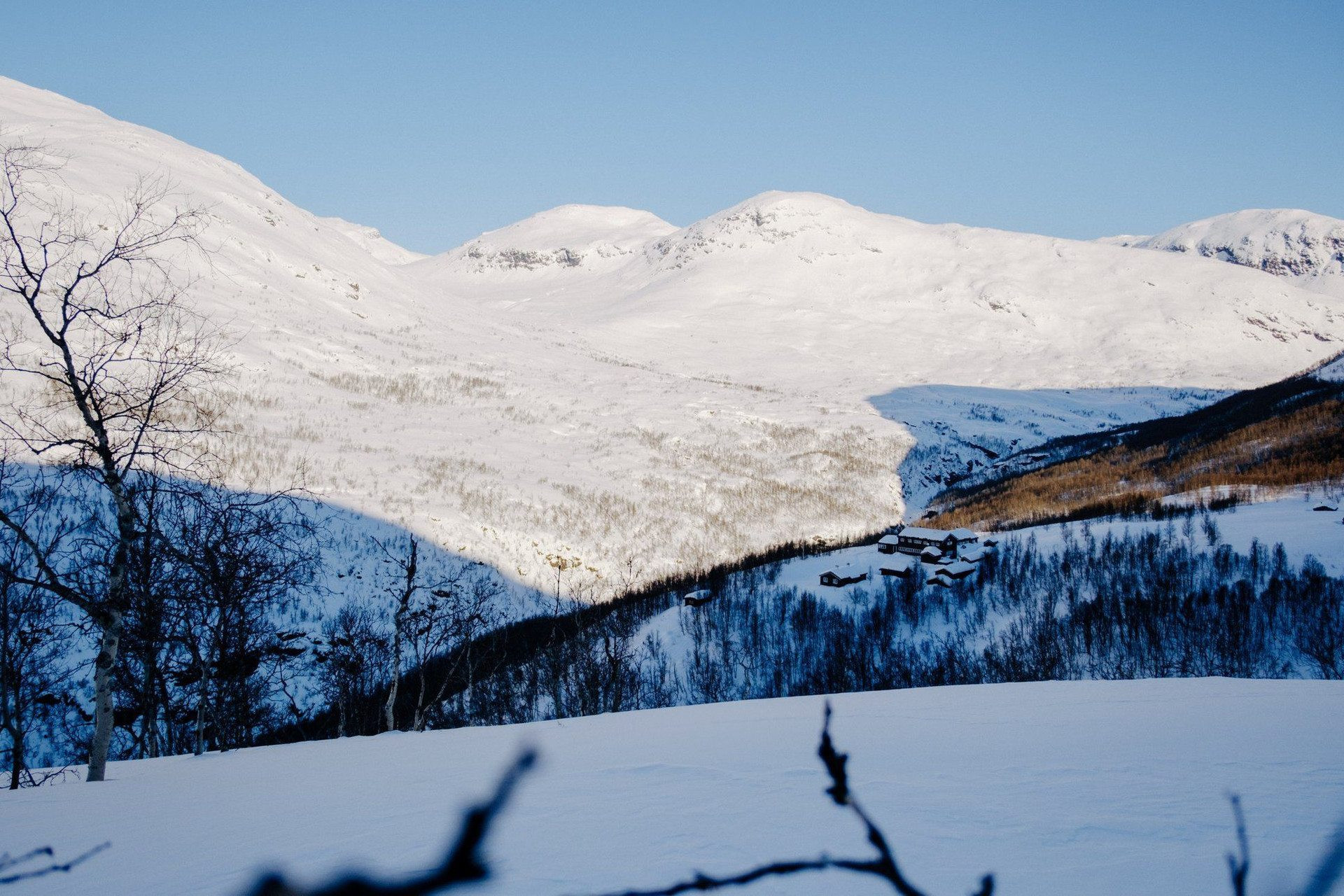 Vallée enneigée et hameau en hiver - Jotunheimen - Norvège
