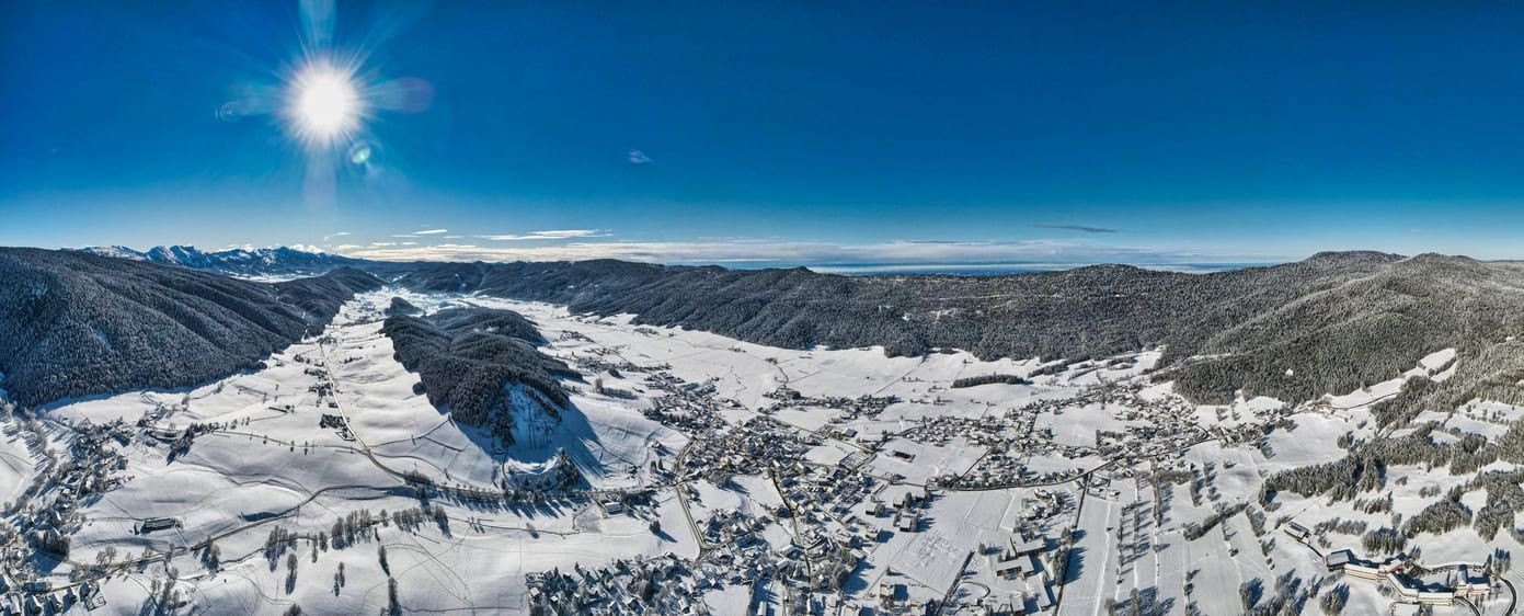 Vue aérienne d'Autrans enneigé - Vercors - Alpes - France