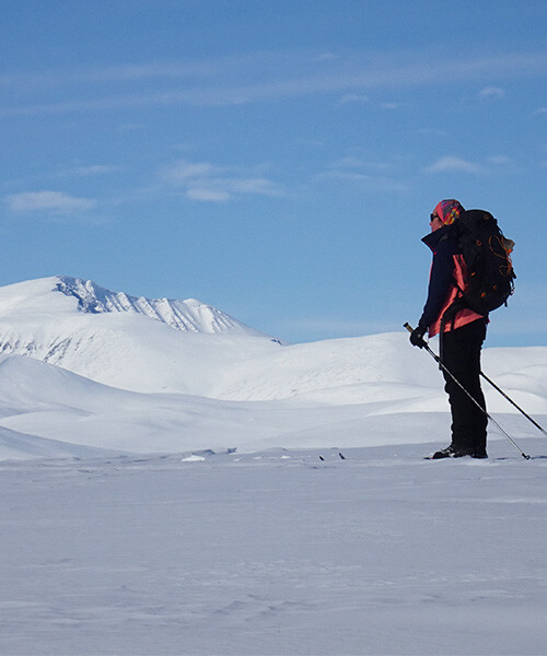 Skieur de randonnée solitaire sur un plateau enneigé arctique