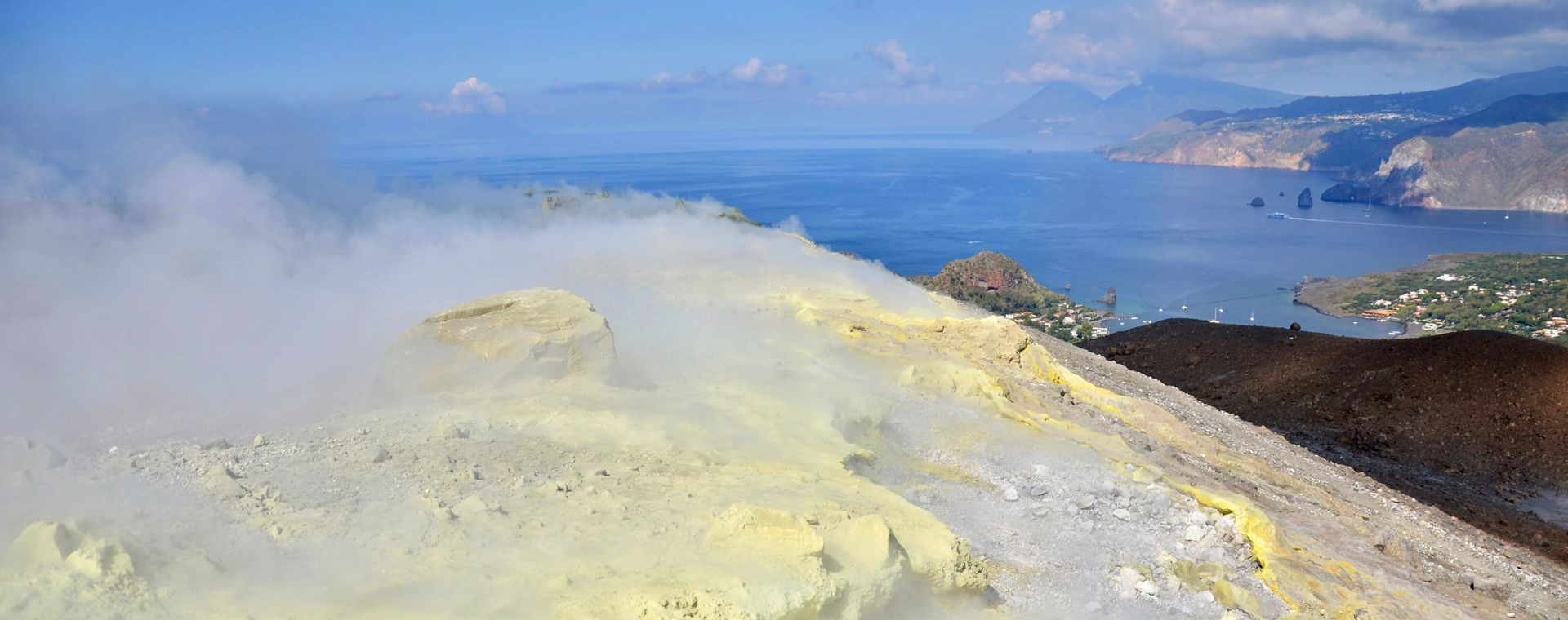 Fumerolles de soufre du cratère face aux îles Éoliennes - Vulcano - Italie