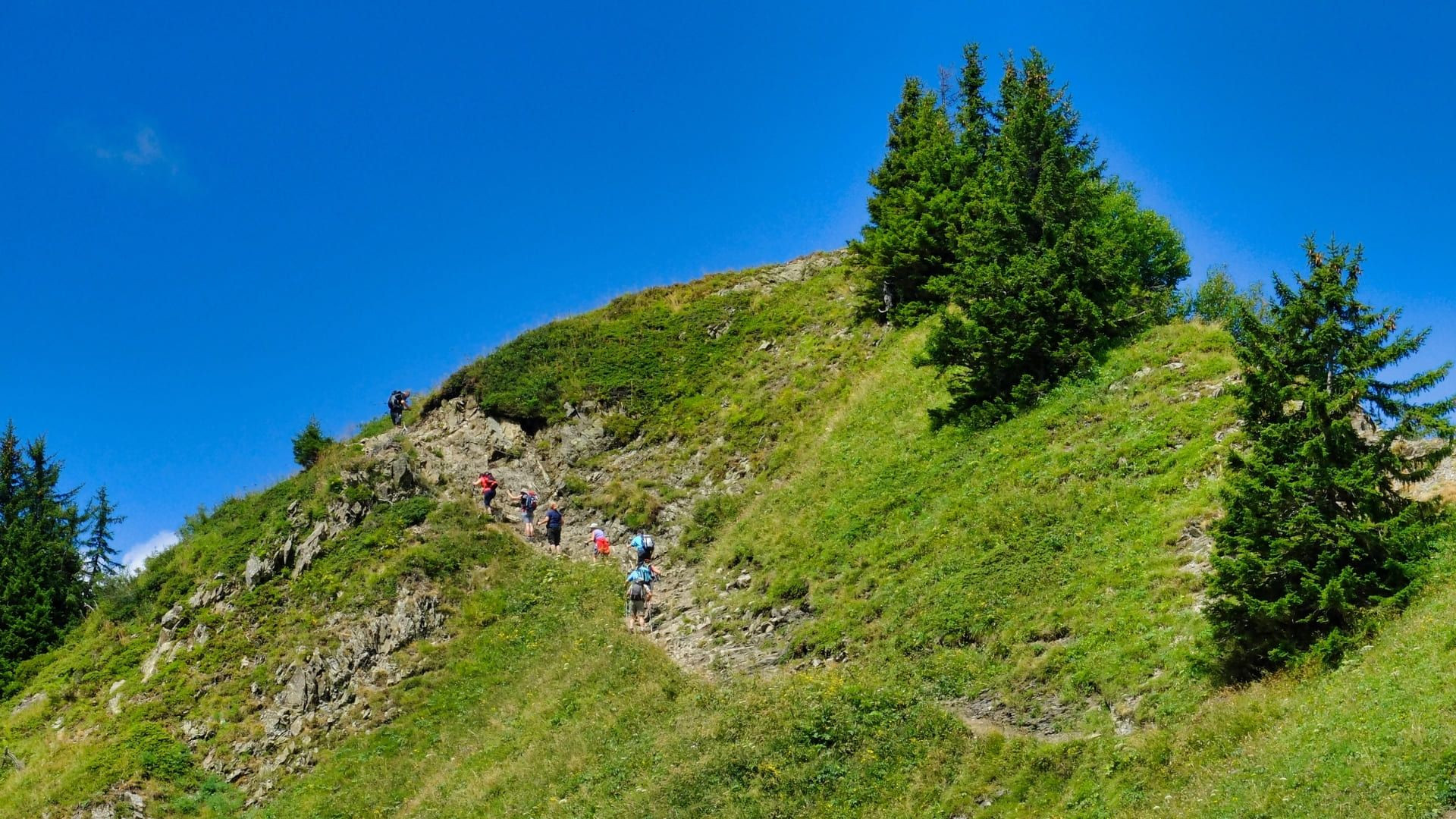 © Thomas Praire Randonneurs sur le sentier sous le col de l'Oulettaz - massif des Aravis - Alpes, France