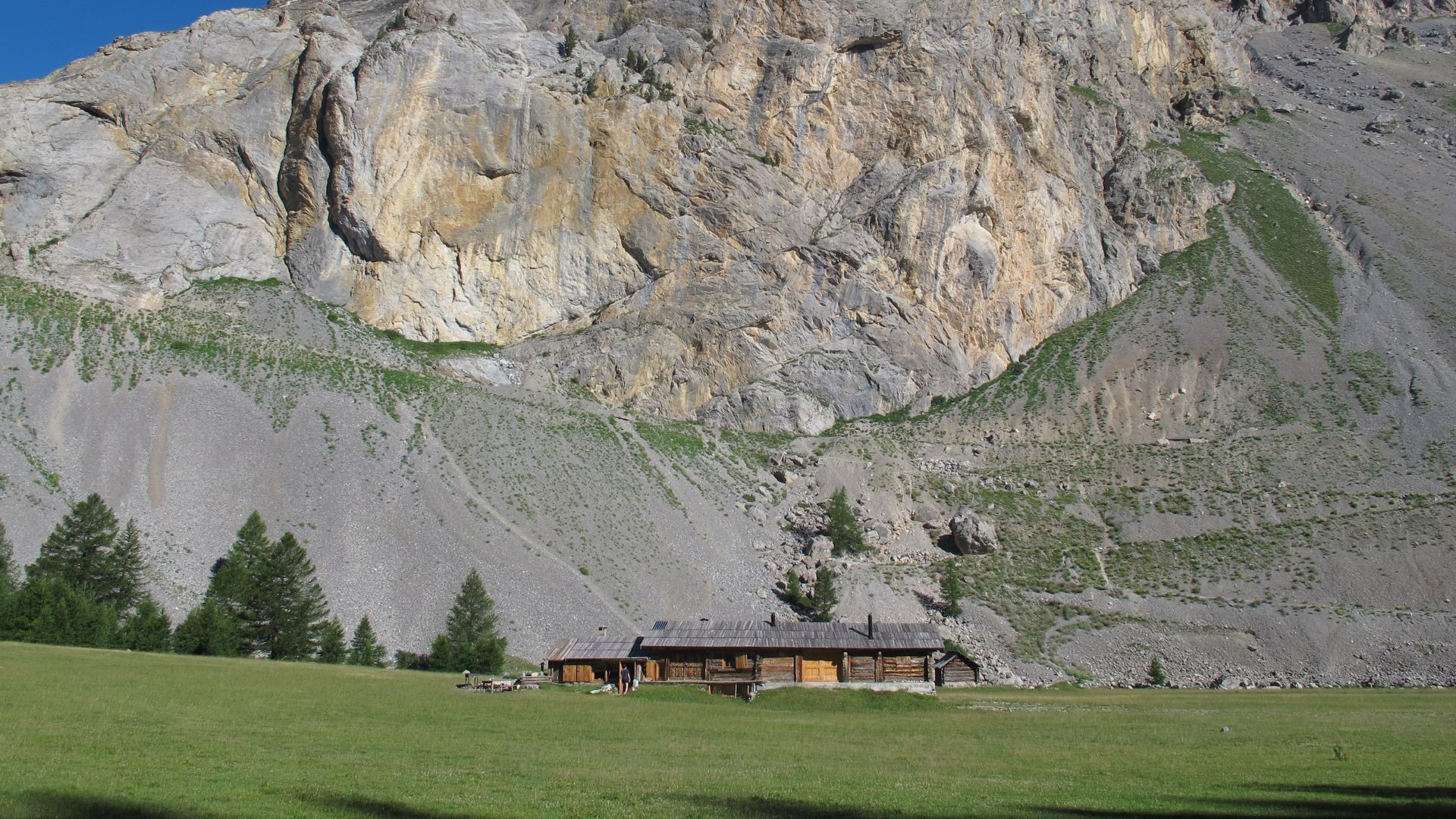 Chalet d'alpage sous une falaise rocheuse - Hautes-Alpes - France