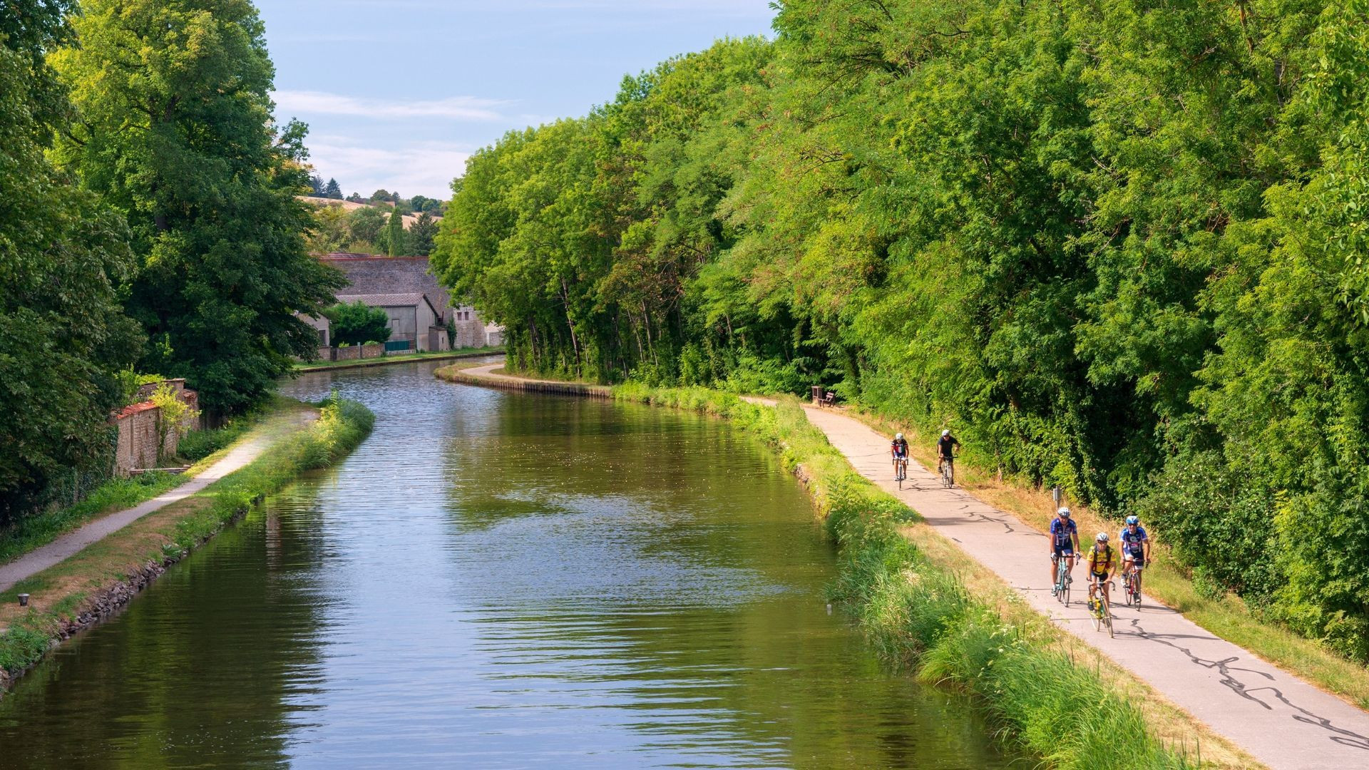 Cyclistes sur le chemin de halage le long du canal - Bourgogne du Sud - France