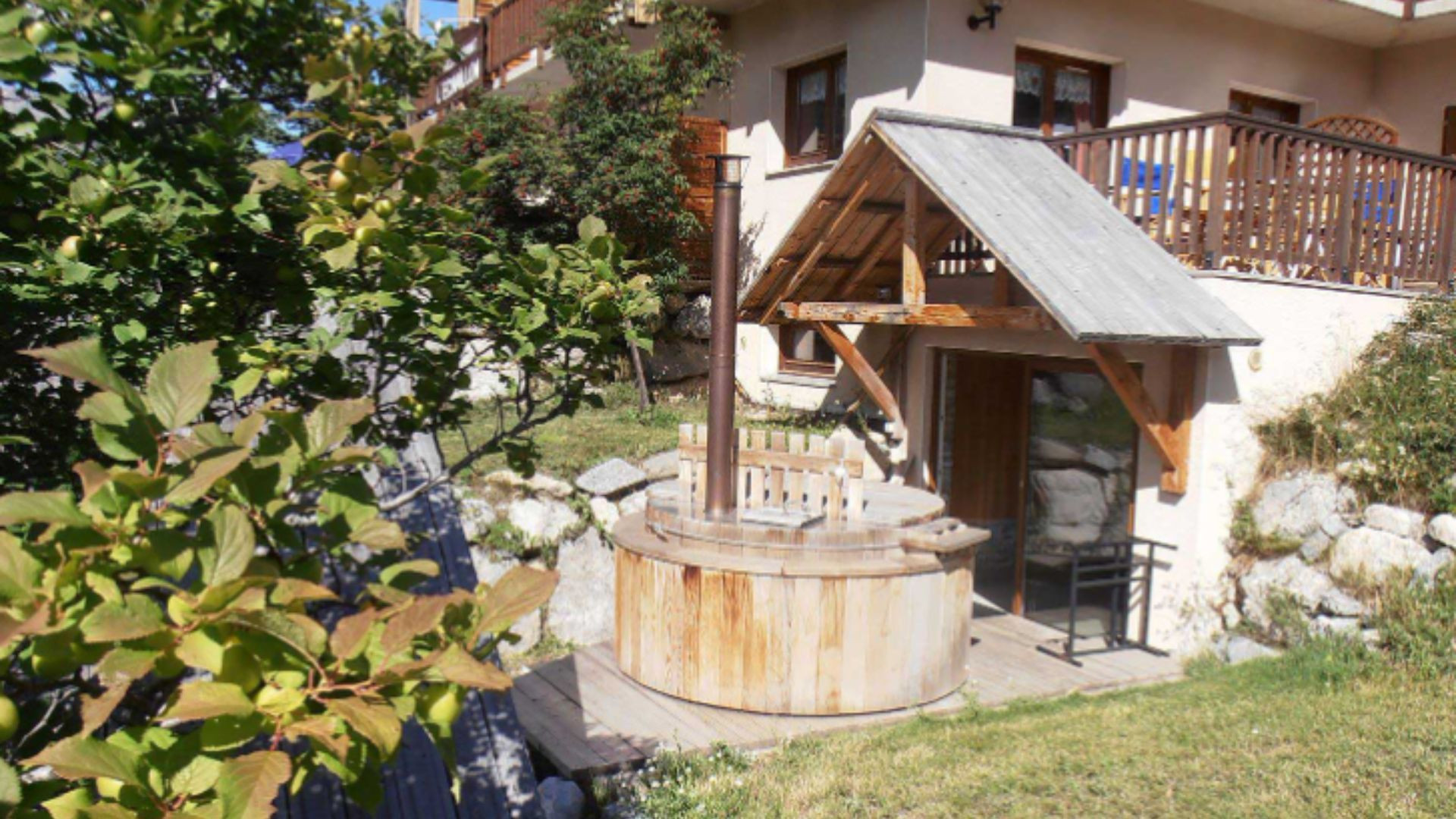 Bain nordique en bois dans le jardin d'un chalet - Alpes - France