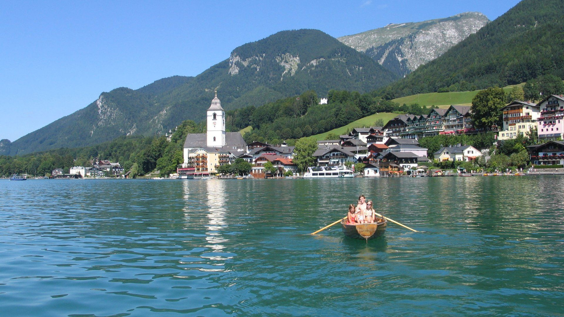 Barque sur le Wolfgangsee devant St. Wolfgang - Salzkammergut - Autriche
