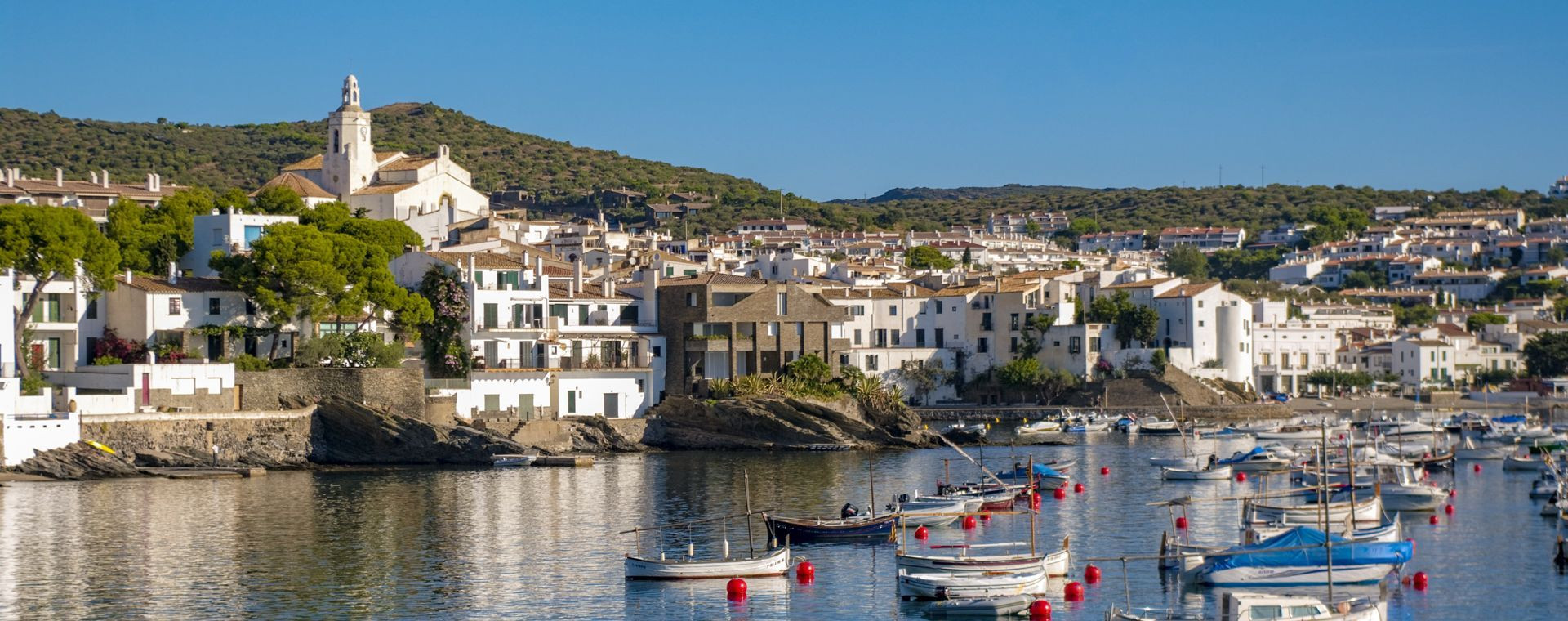 Port et maisons blanches au bord de l'eau - Cadaqués - Catalogne - Espagne