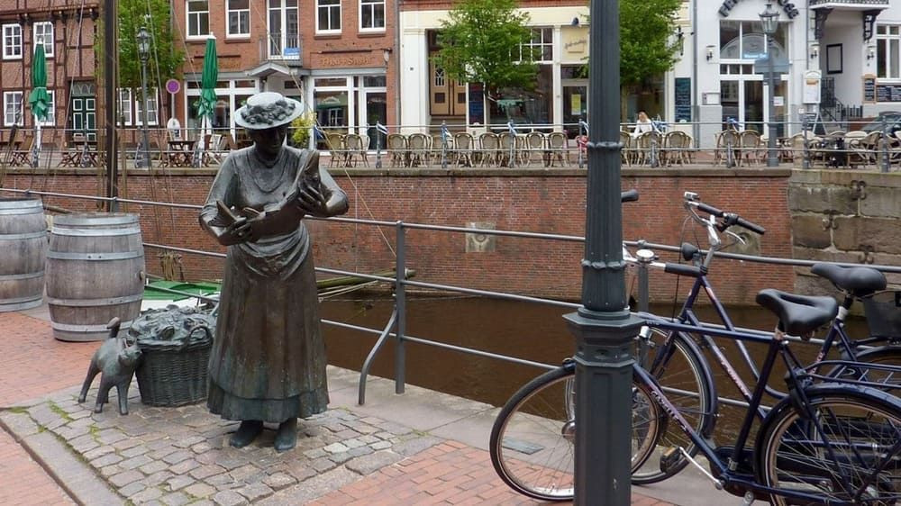 © Verena Riedel Statue de pêcheuse au port hanséatique - Stade - Basse-Saxe - Allemagne