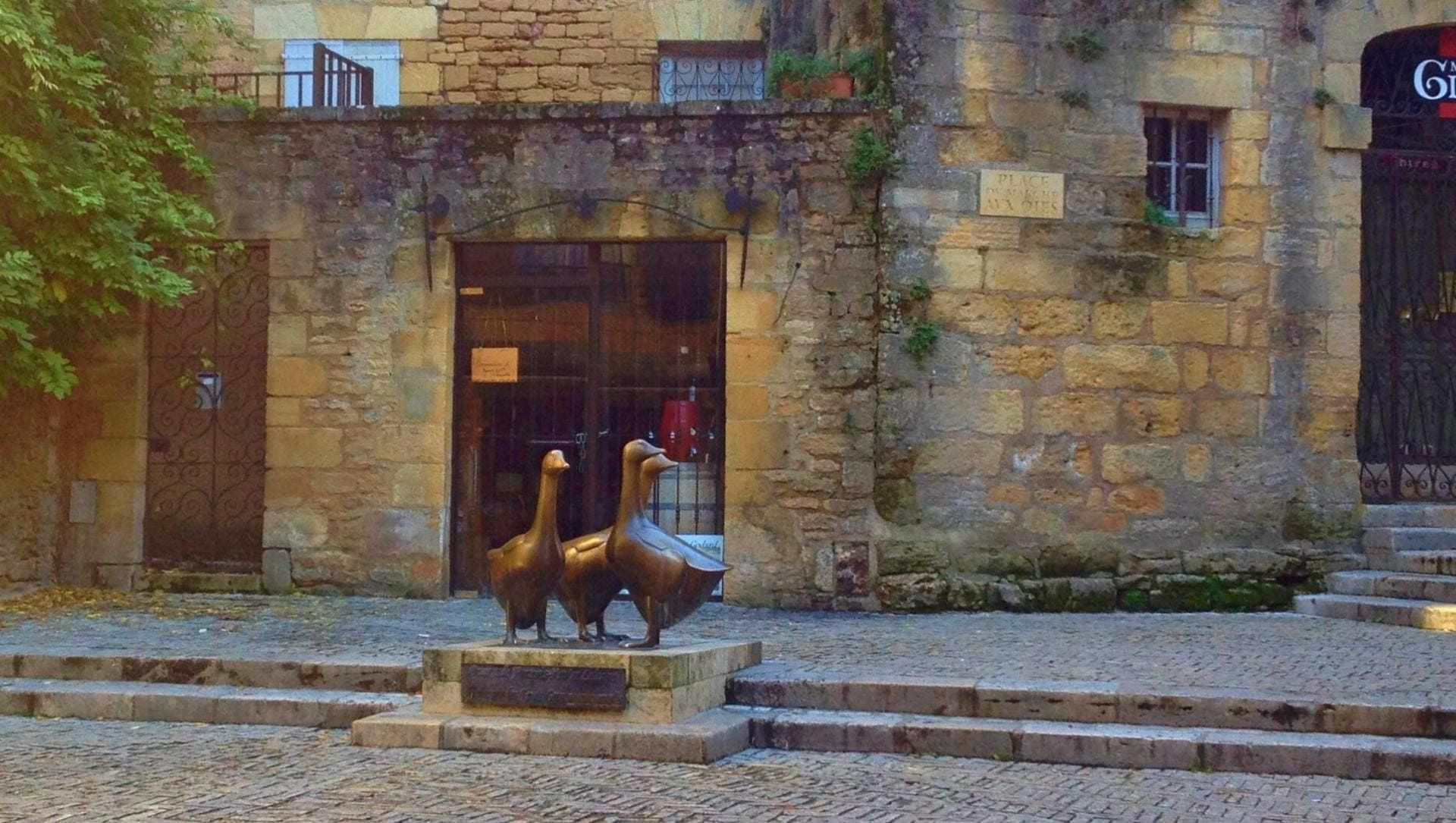 Statue des trois oies sur la place du Marché aux Oies - Sarlat - Périgord - France