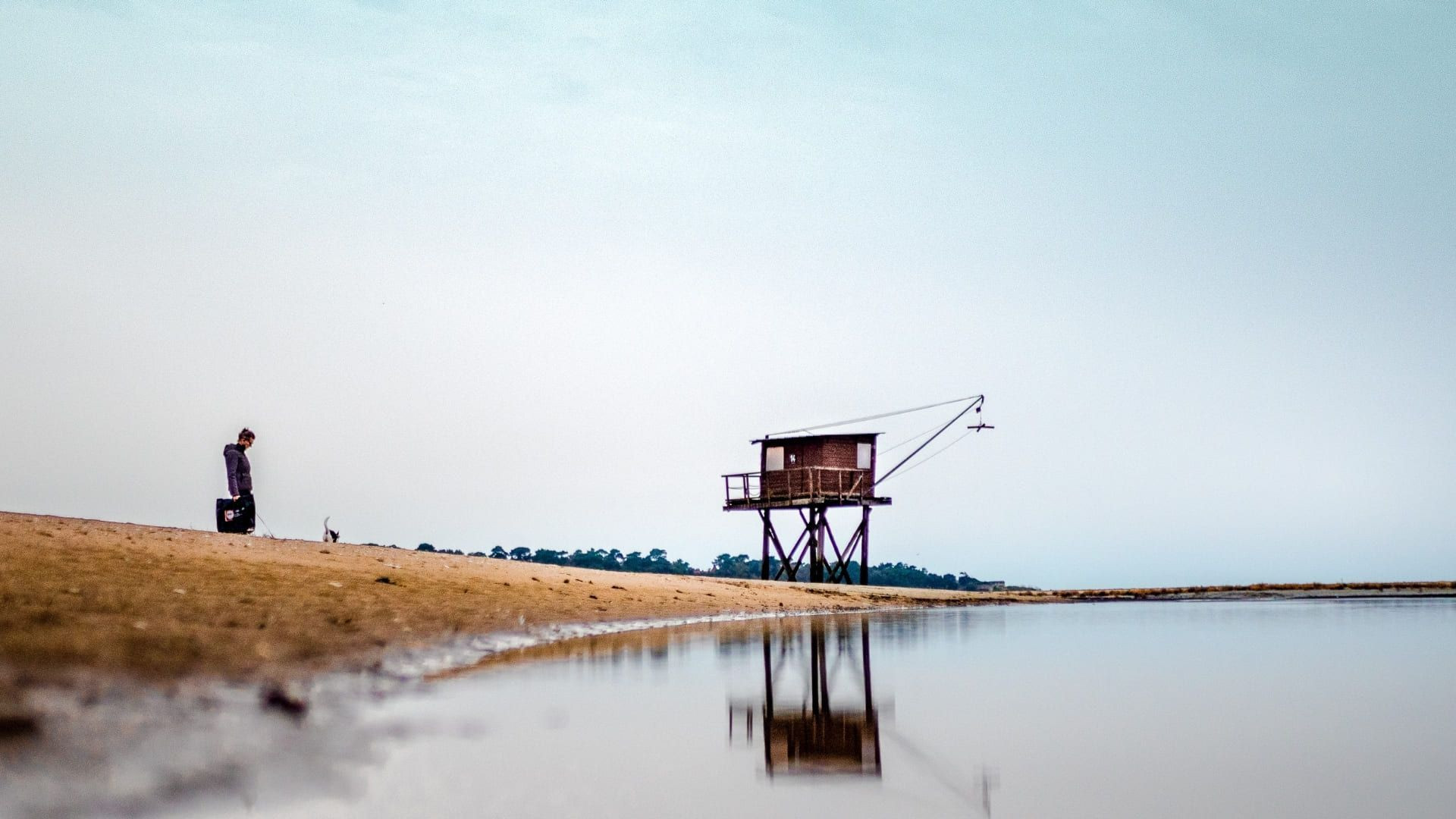 Carrelet sur pilotis et promeneur sur la plage de Saint-Brevin - Loire-Atlantique - France