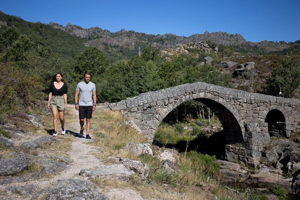 © Authentic Trails Randonneurs près d'un pont de pierre - parc national de Peneda-Gerês - Portugal
