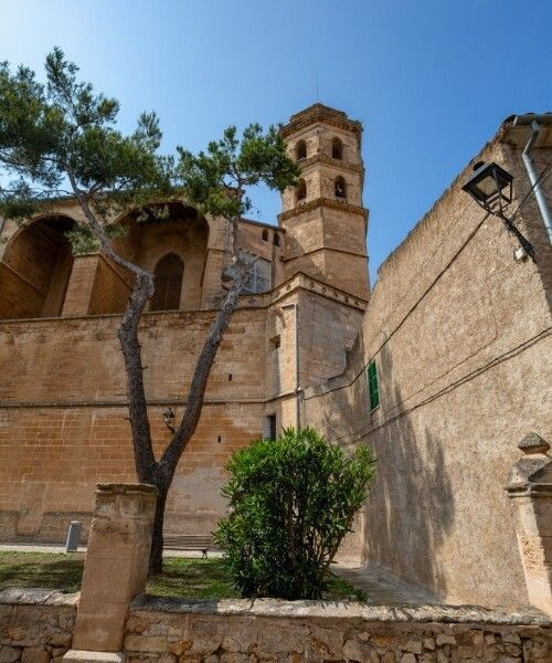 Église et clocher en pierre d'un village méditerranéen - Majorque - Espagne