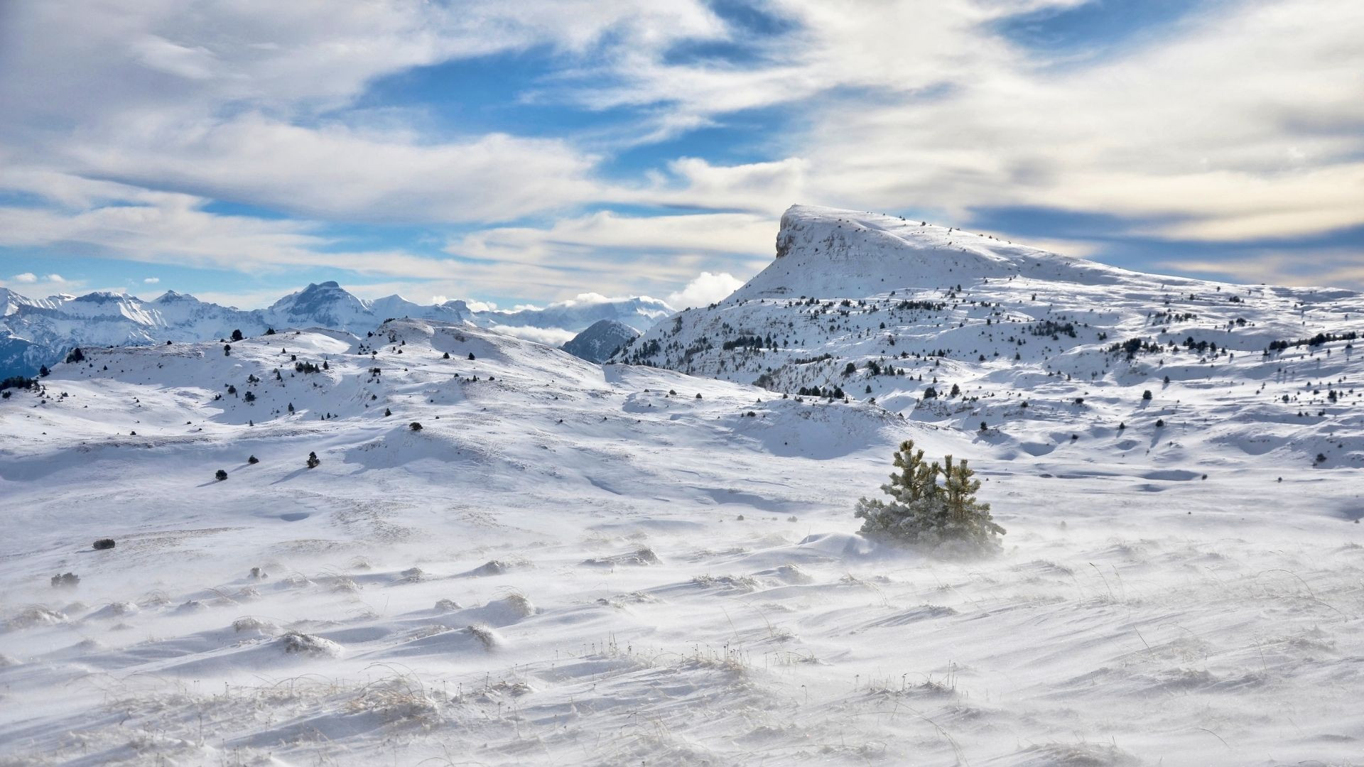 © Matthieu Offredi Sommet de la Montagnette enneigé dans le Vercors - Drôme - France