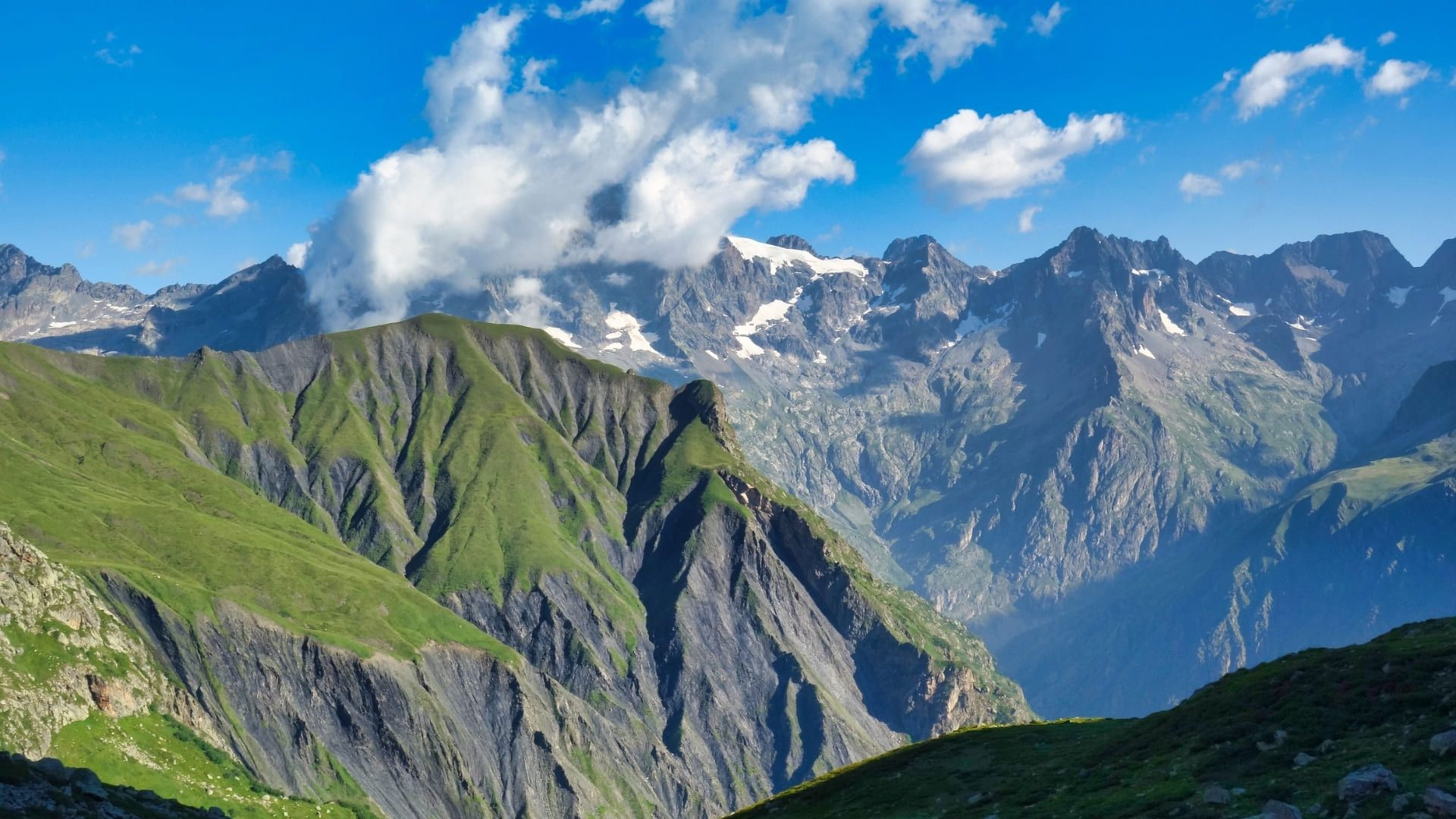 © Raymond Chabanier Sommet des Rouies dans les nuages - Écrins - France