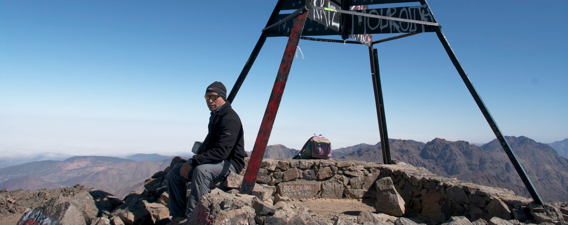 Randonneur au sommet du Djebel Toubkal - Haut Atlas, Maroc