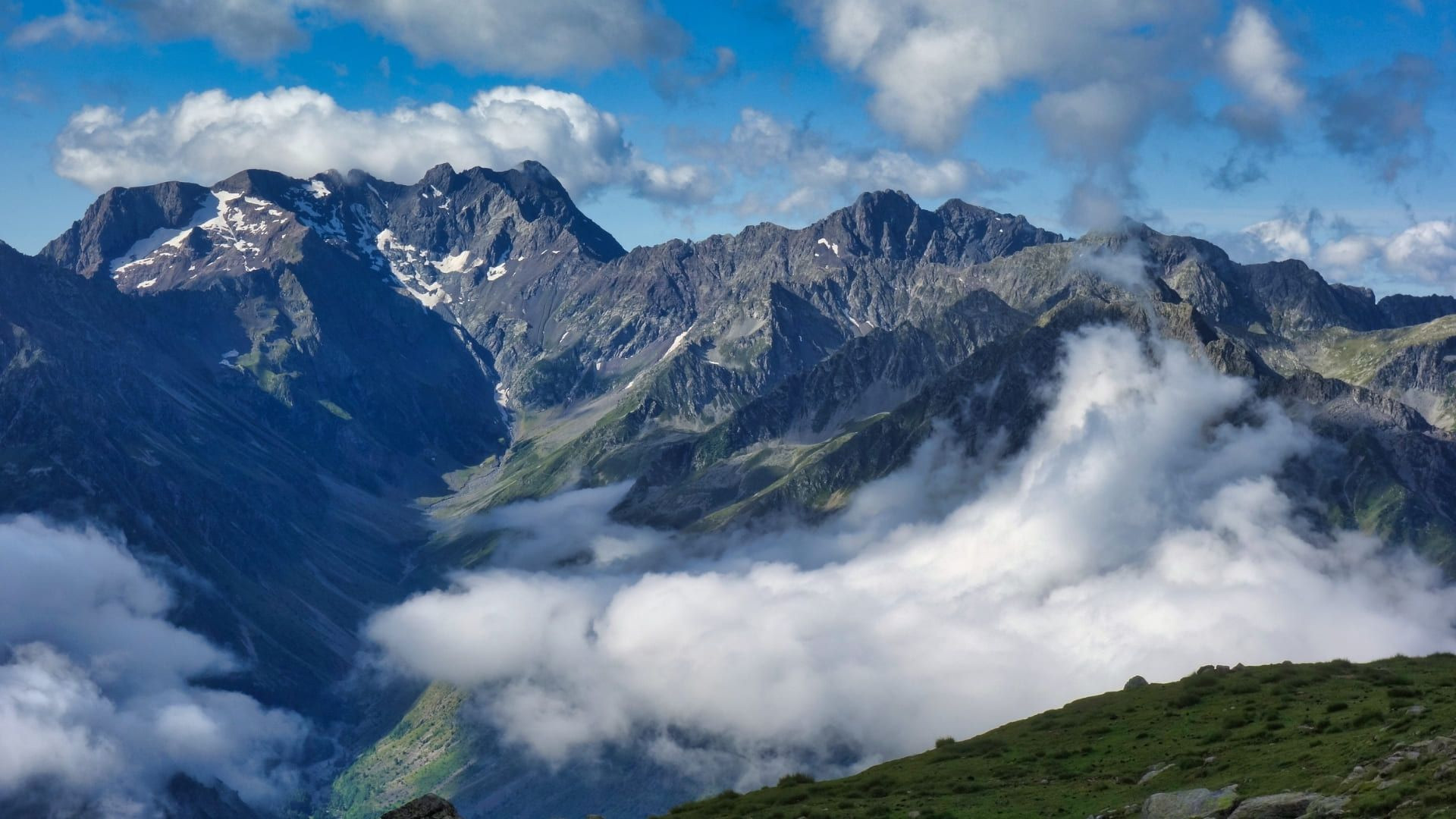 © Raymond Chabanier Sommets escarpés et nuages au-dessus du Valgaudemar - Vieux Chaillol, France