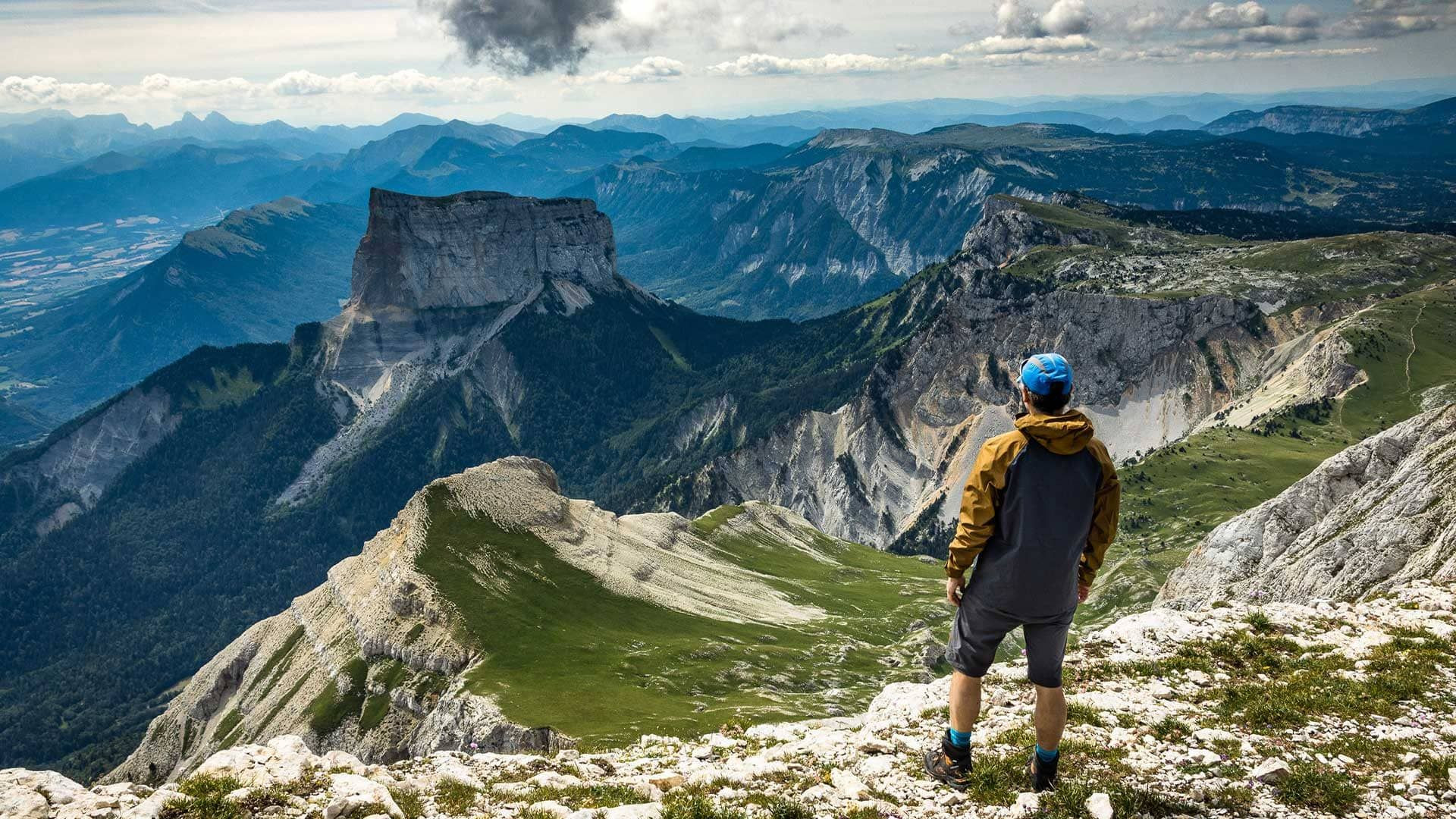 Randonneur face au Mont Aiguille - Vercors - Alpes - France