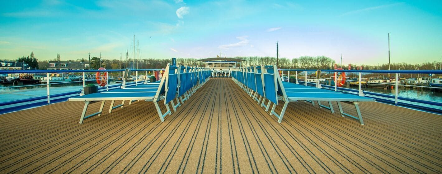 Pont soleil et transats bleus du bateau MS Olympia au port - croisière fluviale