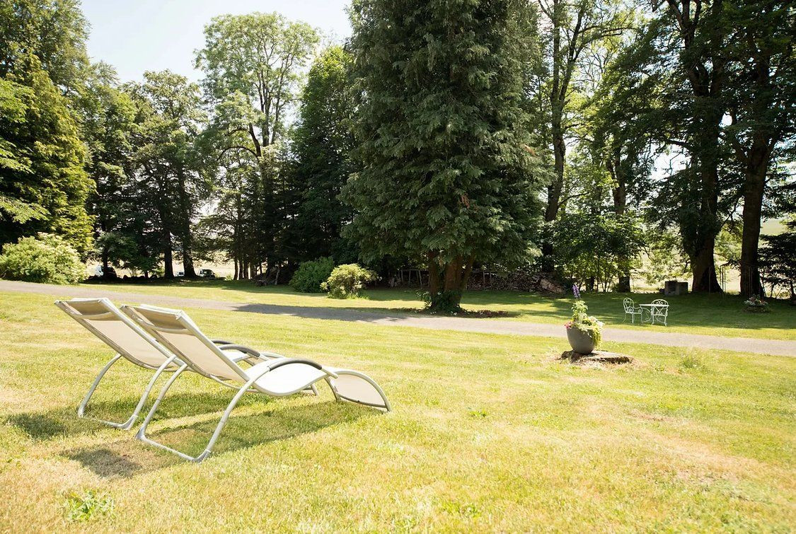 Transats sur la pelouse d'un parc de château - France