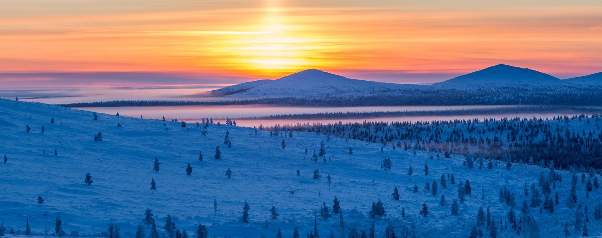Soleil rasant sur les collines enneigées - Kiilopää - Laponie, Finlande