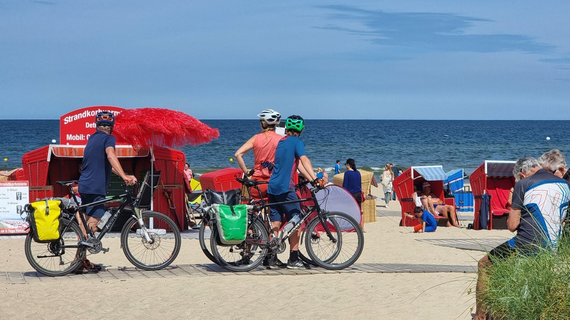 Cyclistes sur la plage de la Baltique - Greifswald - Allemagne