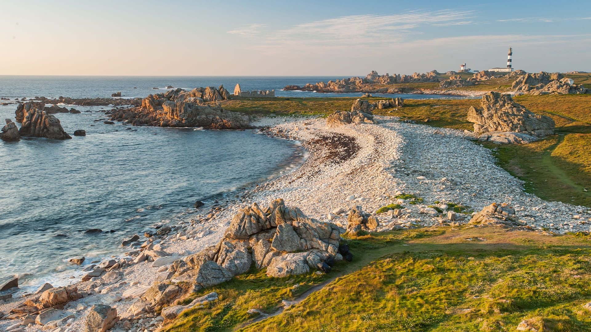 Côte rocheuse et phare au coucher du soleil - Ouessant - Bretagne