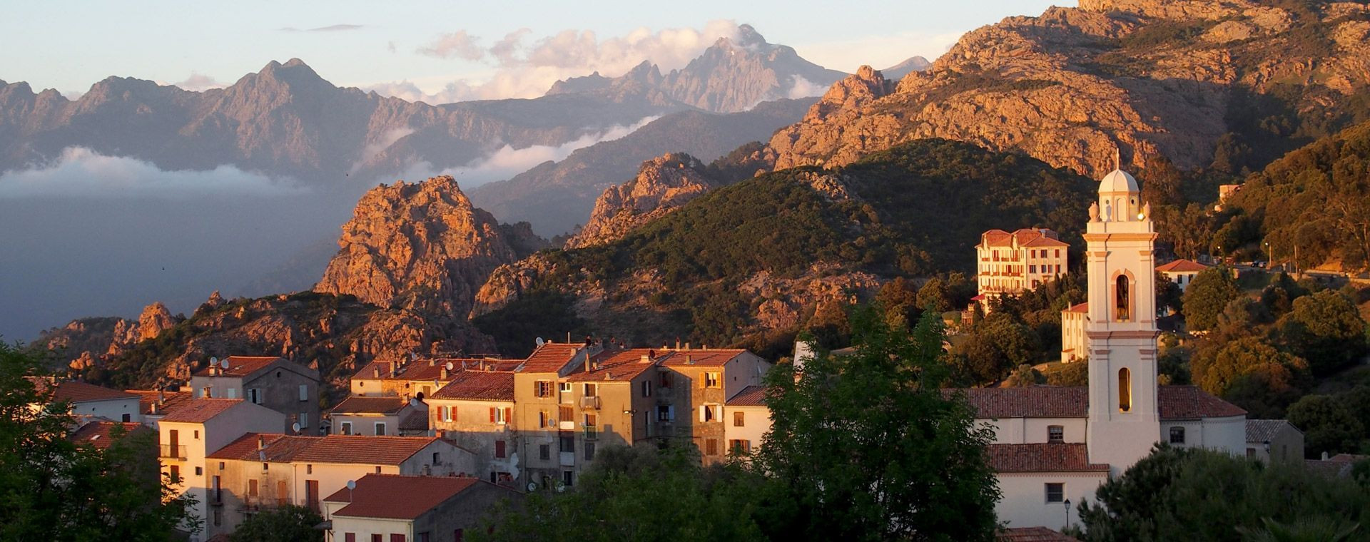 Village au coucher de soleil sur les montagnes - Piana - Corse - France