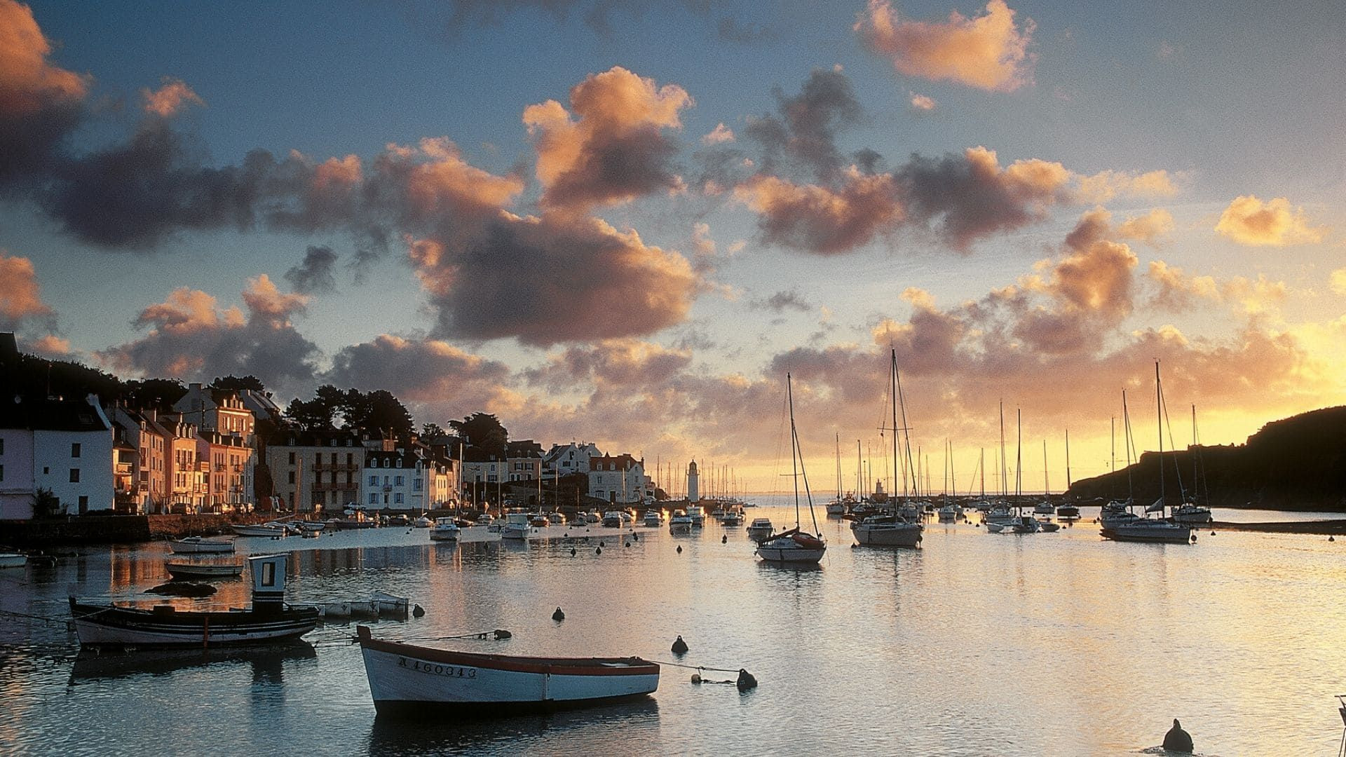 Coucher de soleil sur le port de Sauzon - Belle-Île - France