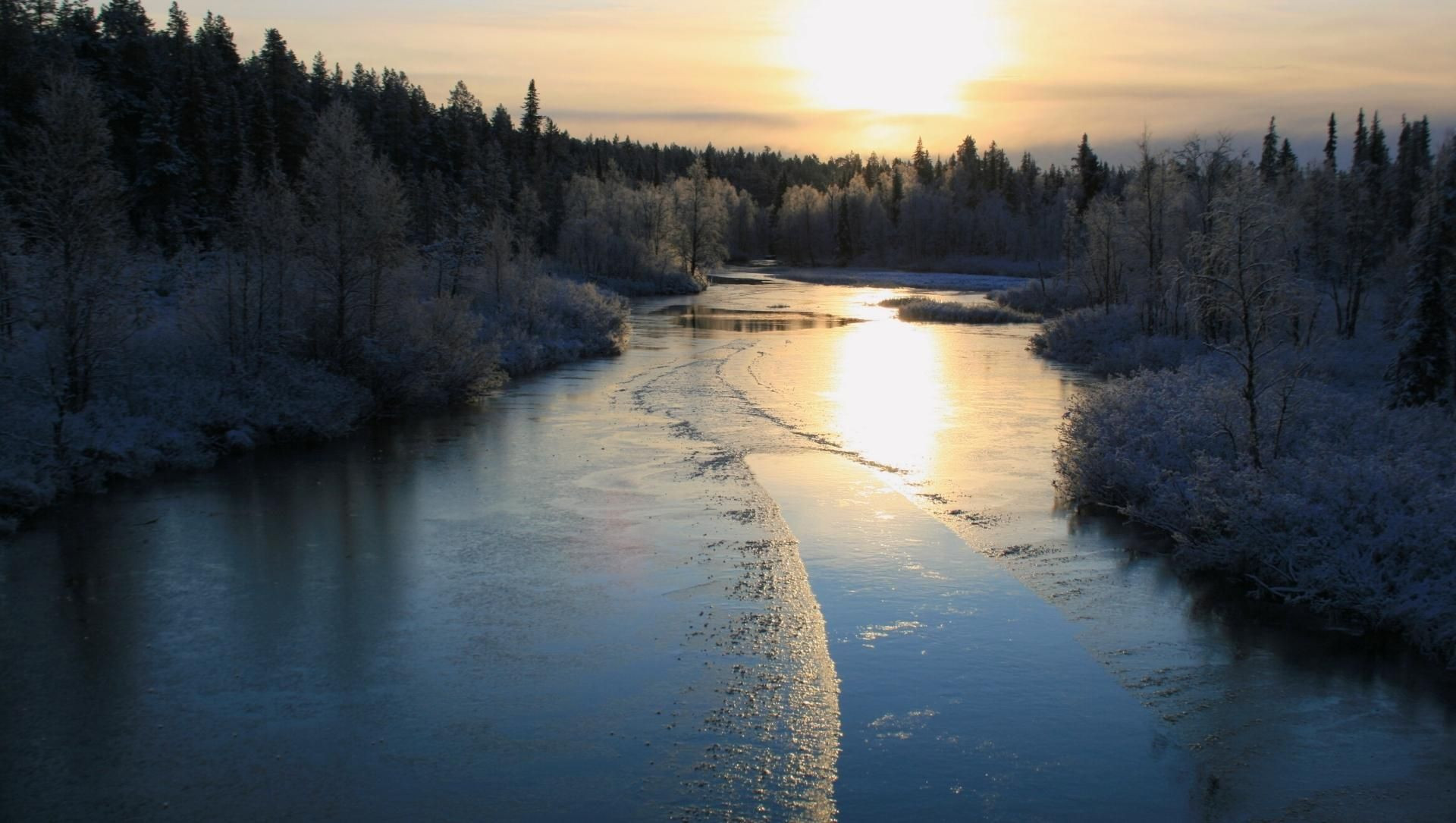 Coucher de soleil sur rivière et forêt boréale givrée - Laponie - Finlande