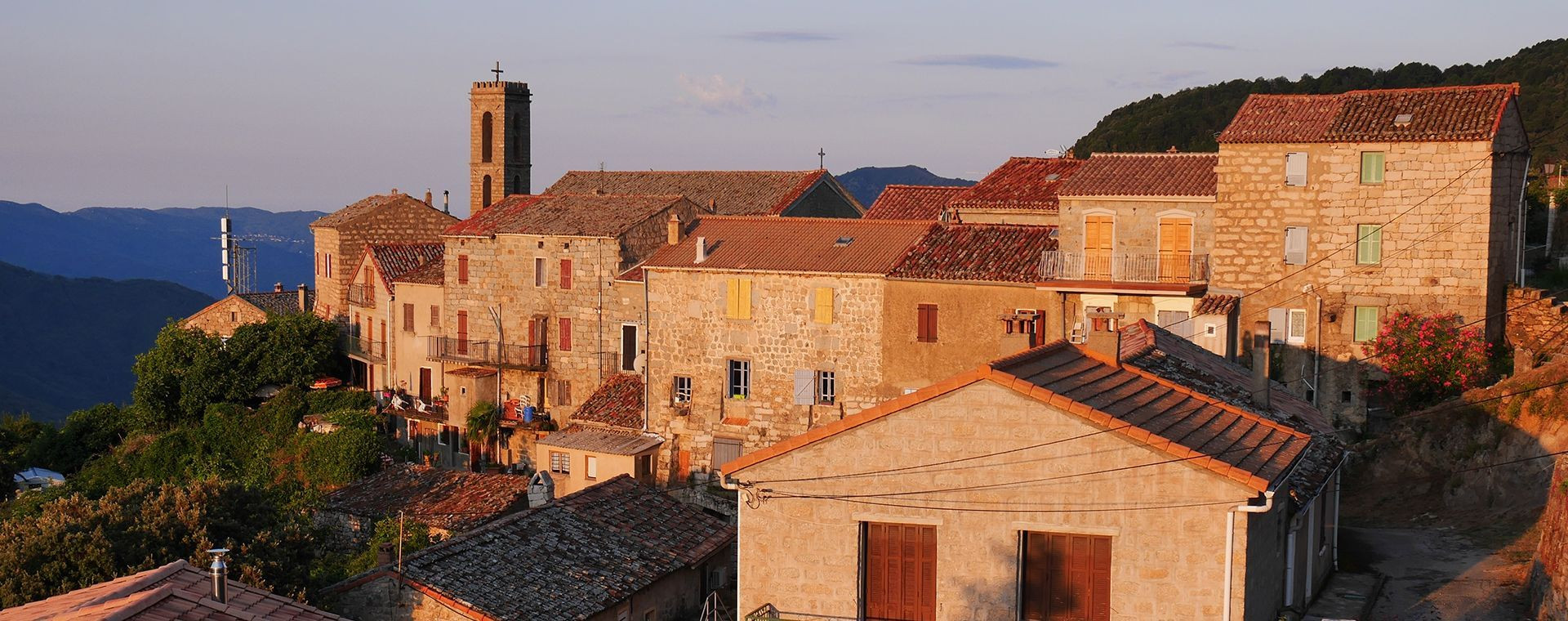 Village perché en pierre au coucher de soleil - Alta Rocca - Corse