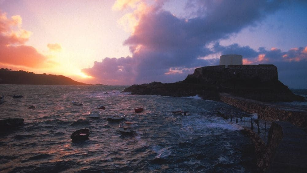 Coucher de soleil sur la mer et fort côtier - Jersey