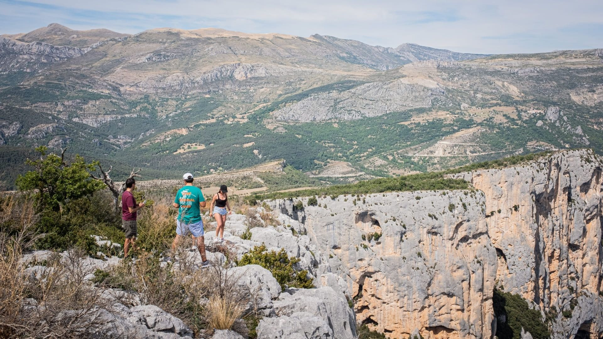 Randonneurs sur les hauteurs des gorges du Verdon - Provence, France